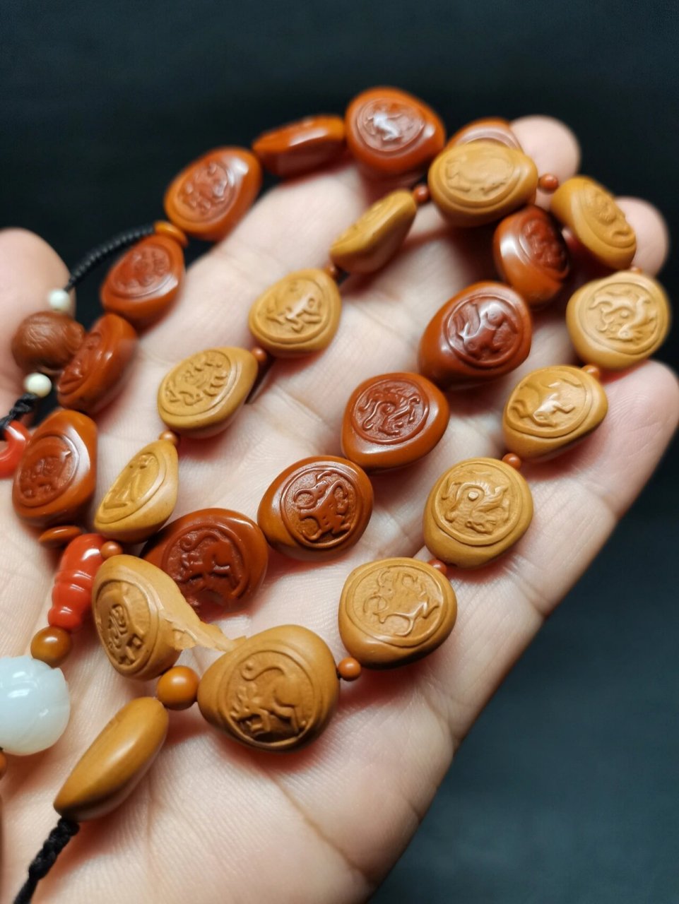 (一) 自从我自己盘第一条瓦当十二生肖松子手串后,引起了很多朋友的