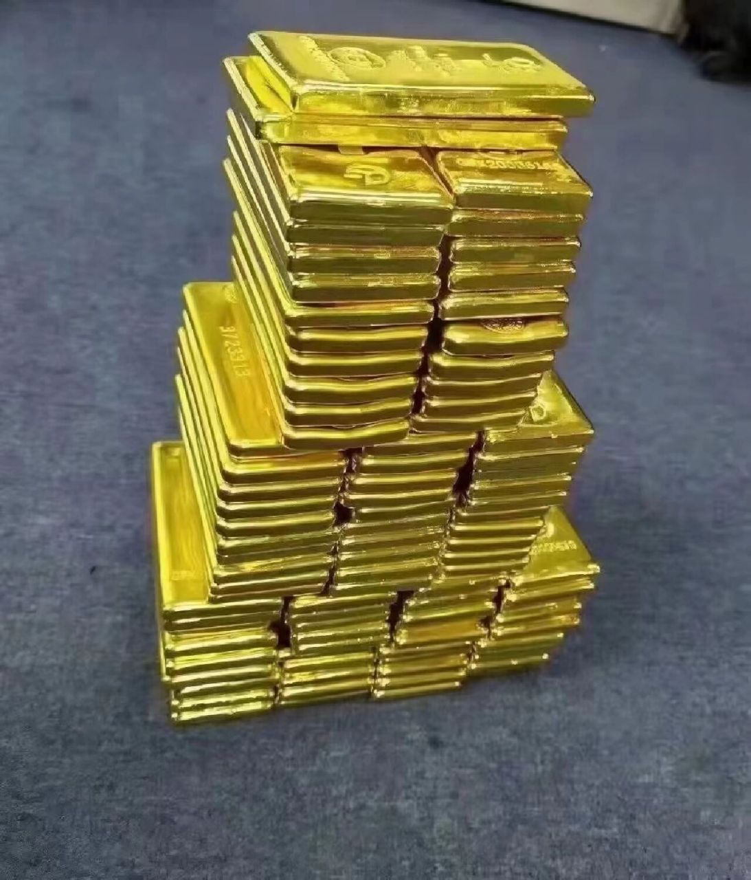 纸黄金指的是那种黄金期货类的,像股票一样,你花钱买的是一串数字类