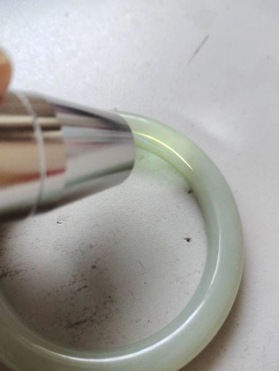 和田玉居然还有注胶? 今天用紫光灯照了照意外发现了荧光反应!