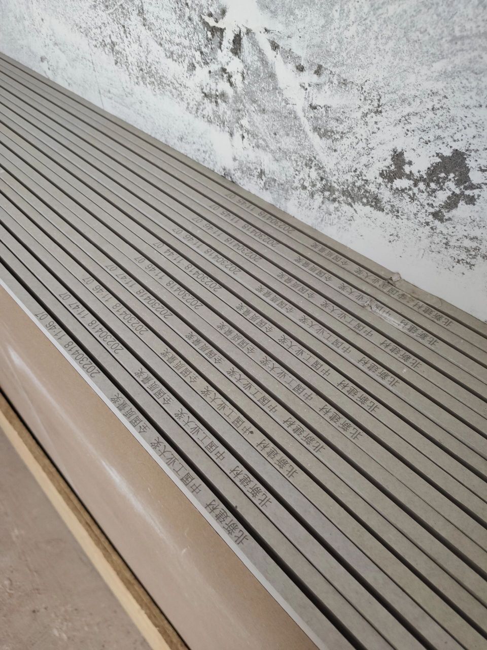 装修|龙牌石膏板 大家都是绿色红色的石膏板 为啥我家的是灰色的?