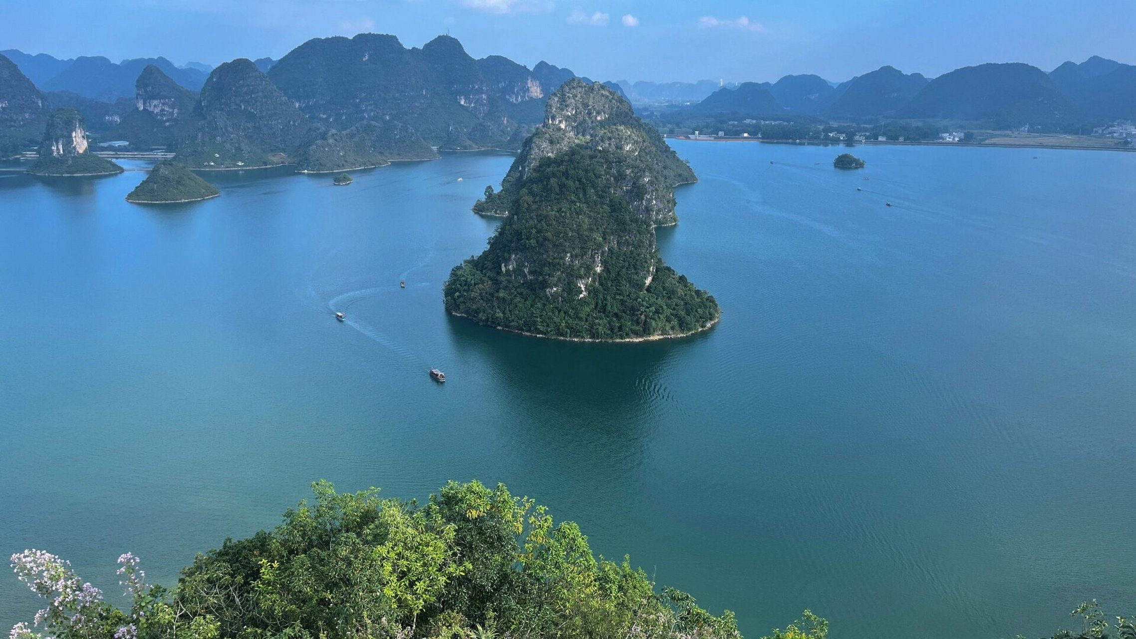 以下是游玩回来的攻略: 16615渠洋湖景区是免费的,如果想坐船游