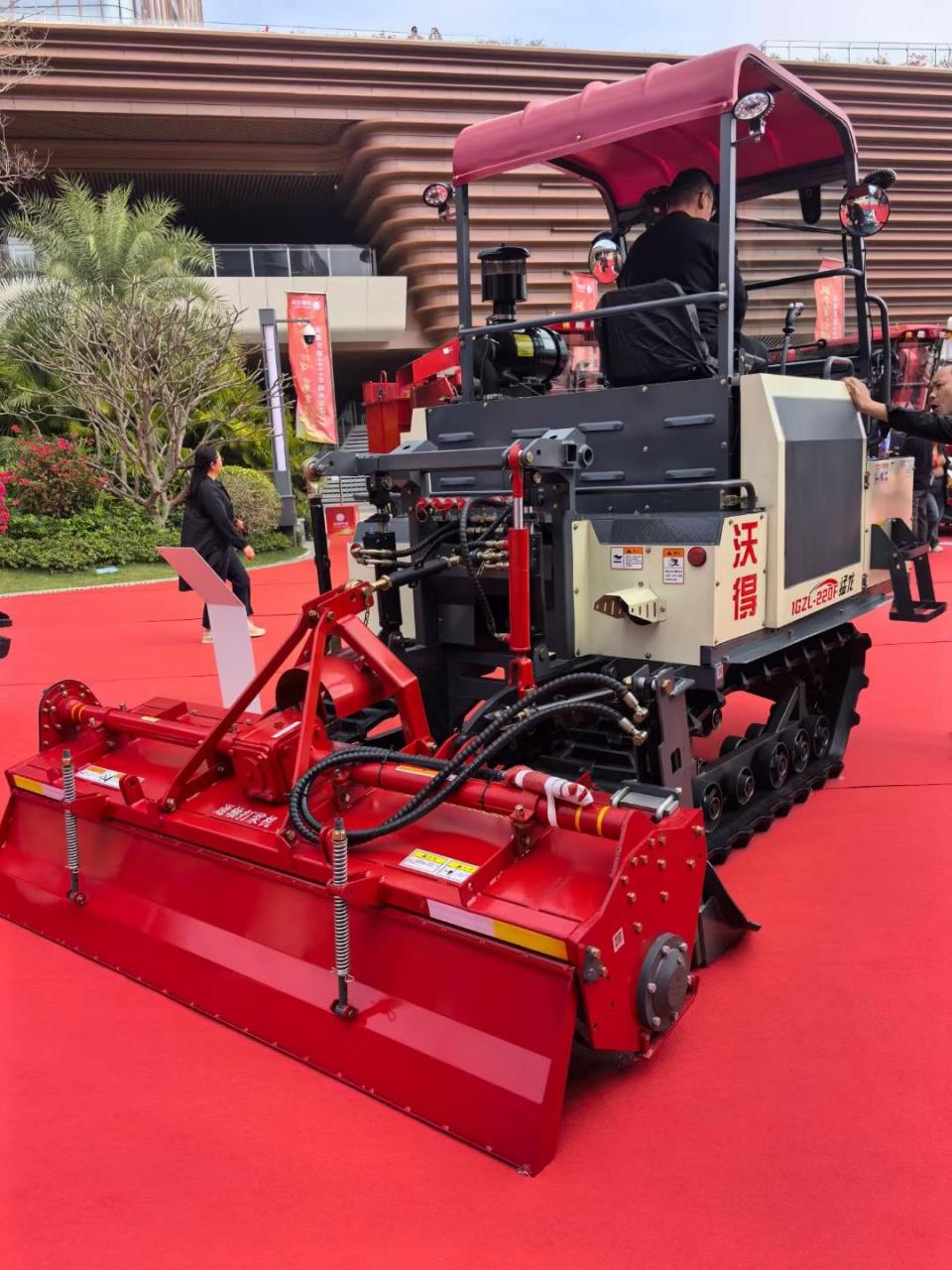 2024款沃得旋耕机全面升级,采用110马力,120马力柴油机,底盘升高,53节