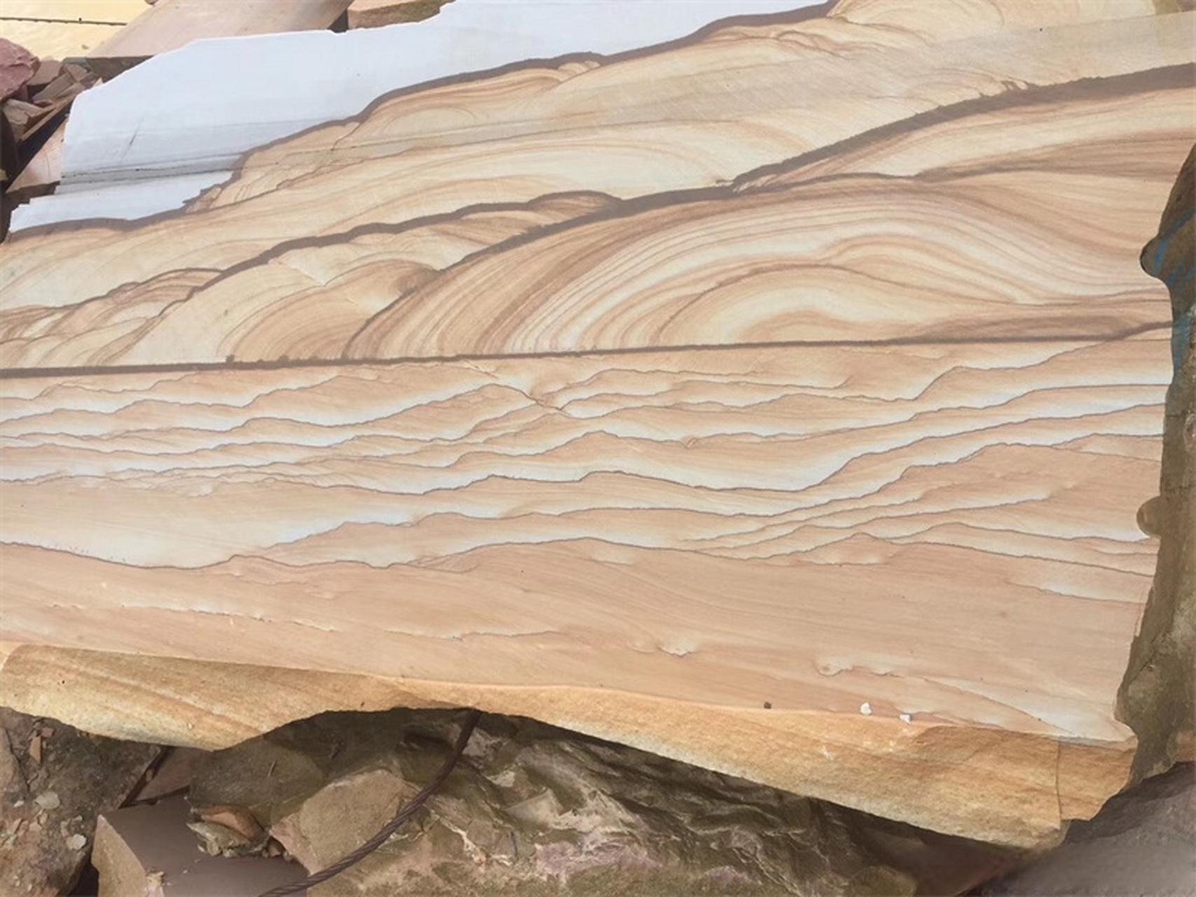 四川黄木纹砂岩是一种环保,安全,稳定的天然石材,具有防潮,防滑,吸音