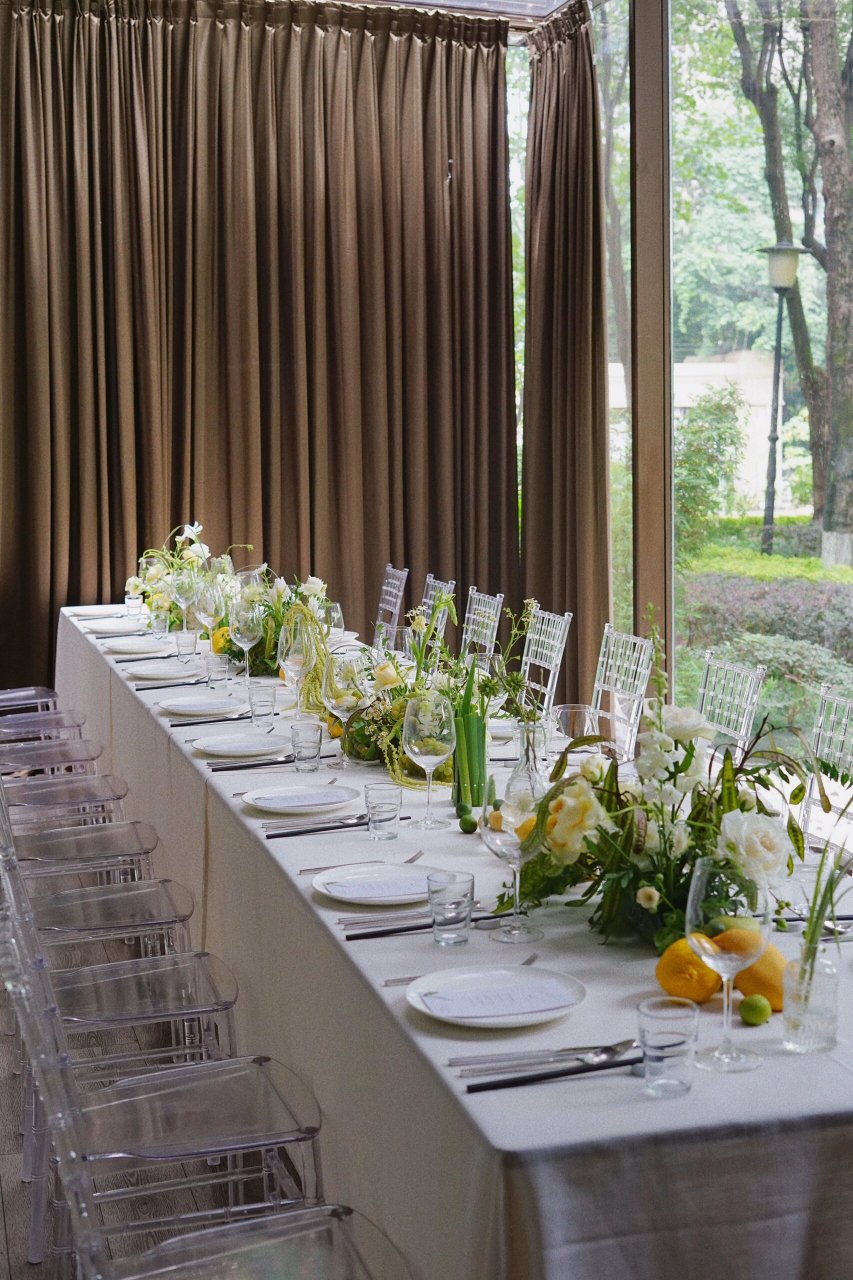 花艺场景布置|西餐厅里的长桌答谢宴 "这场长桌花艺布置是在教堂旁边