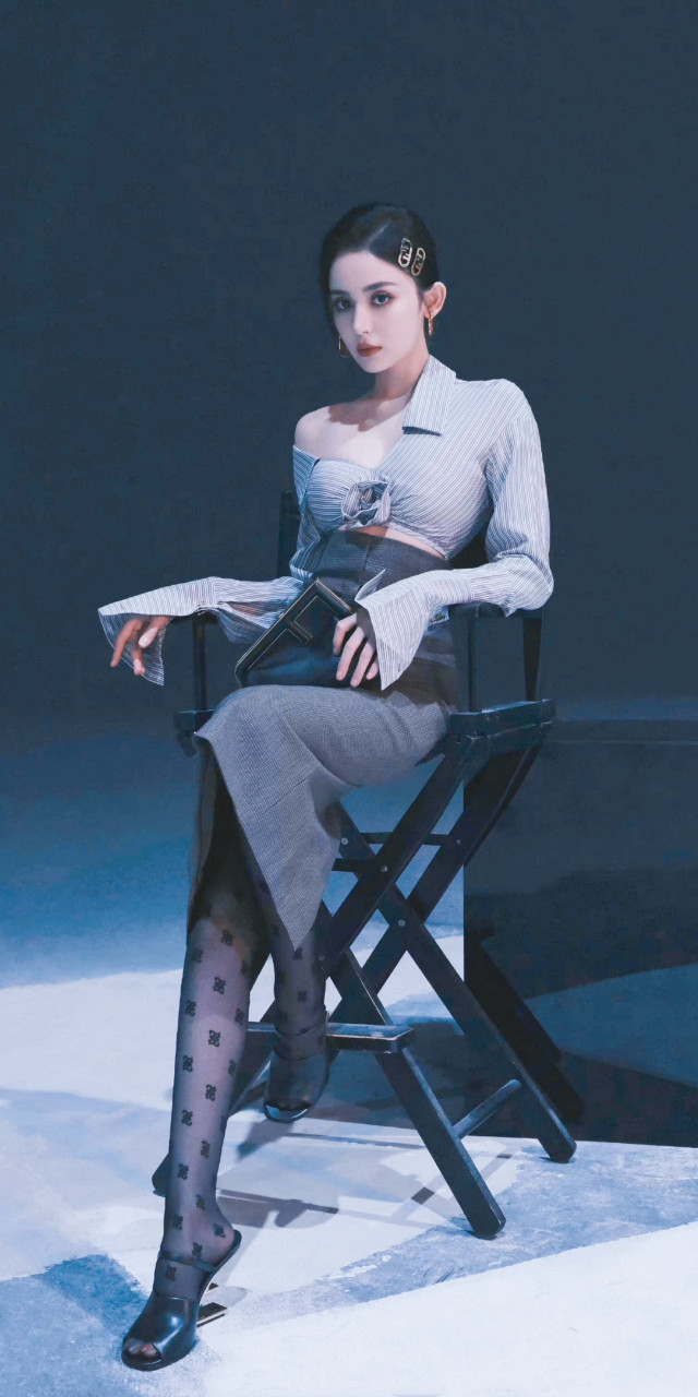 古力娜扎:丝袜小姐姐的时尚格调