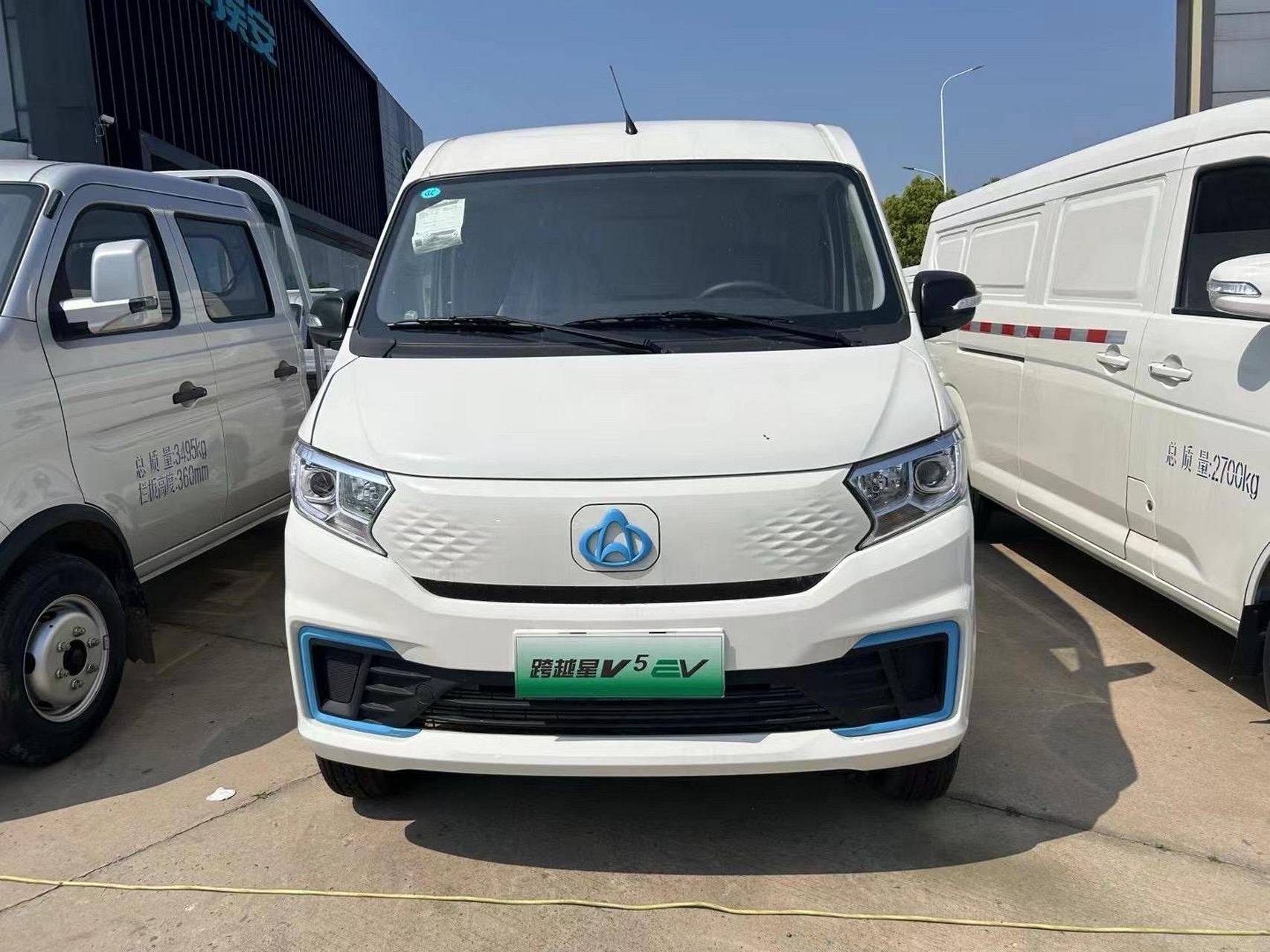 长安跨越星v5ev  2024款 续航242公里,报价139800元.