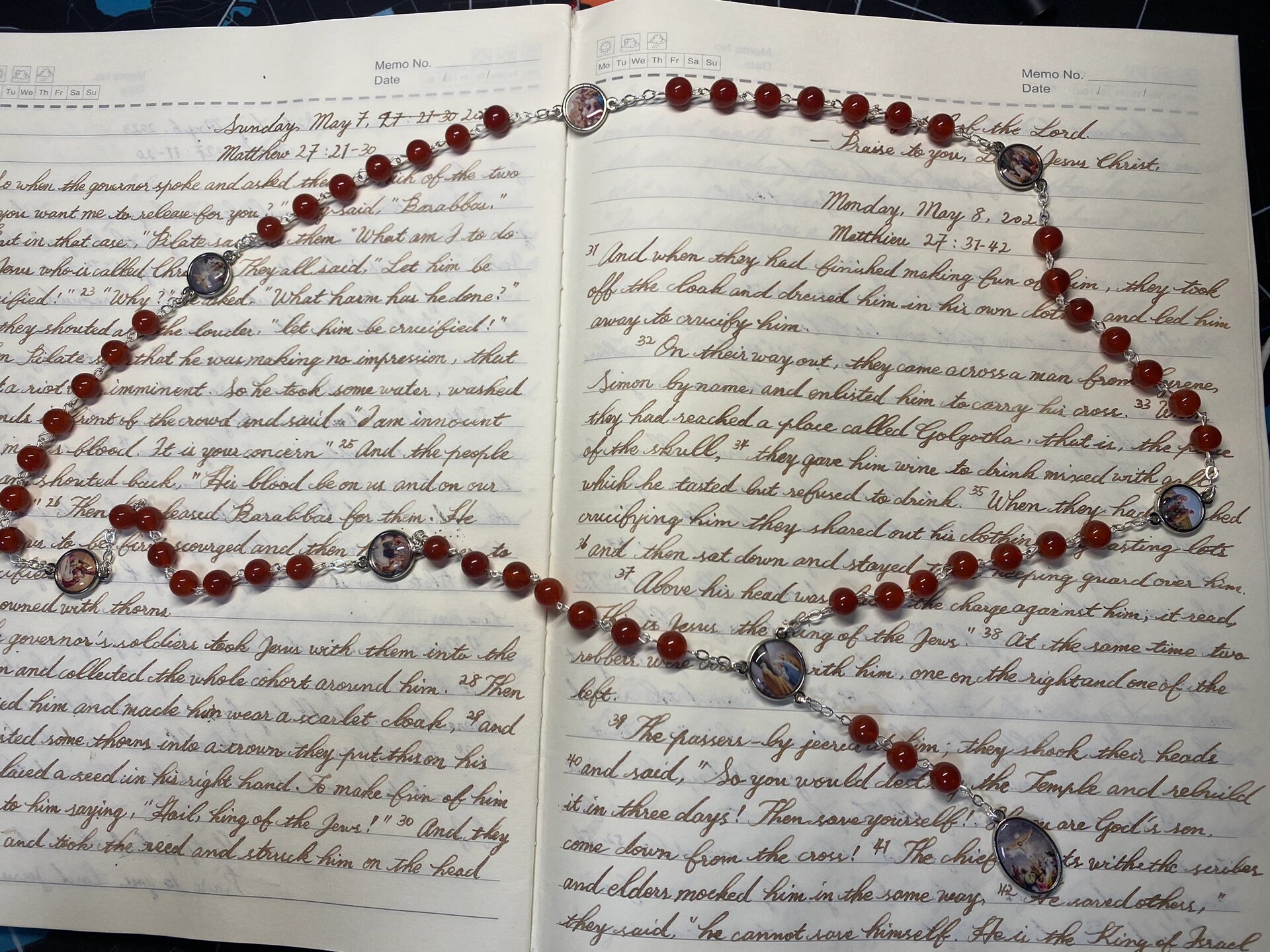 又做成一串七苦玫瑰经念珠