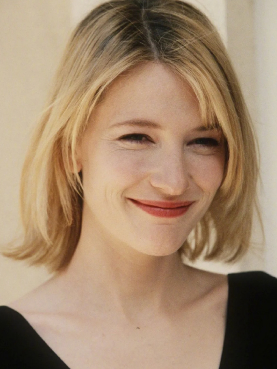 1998凯特饰演了伊丽莎白一世,凯特完美演绎了伊丽莎白从少女到权倾