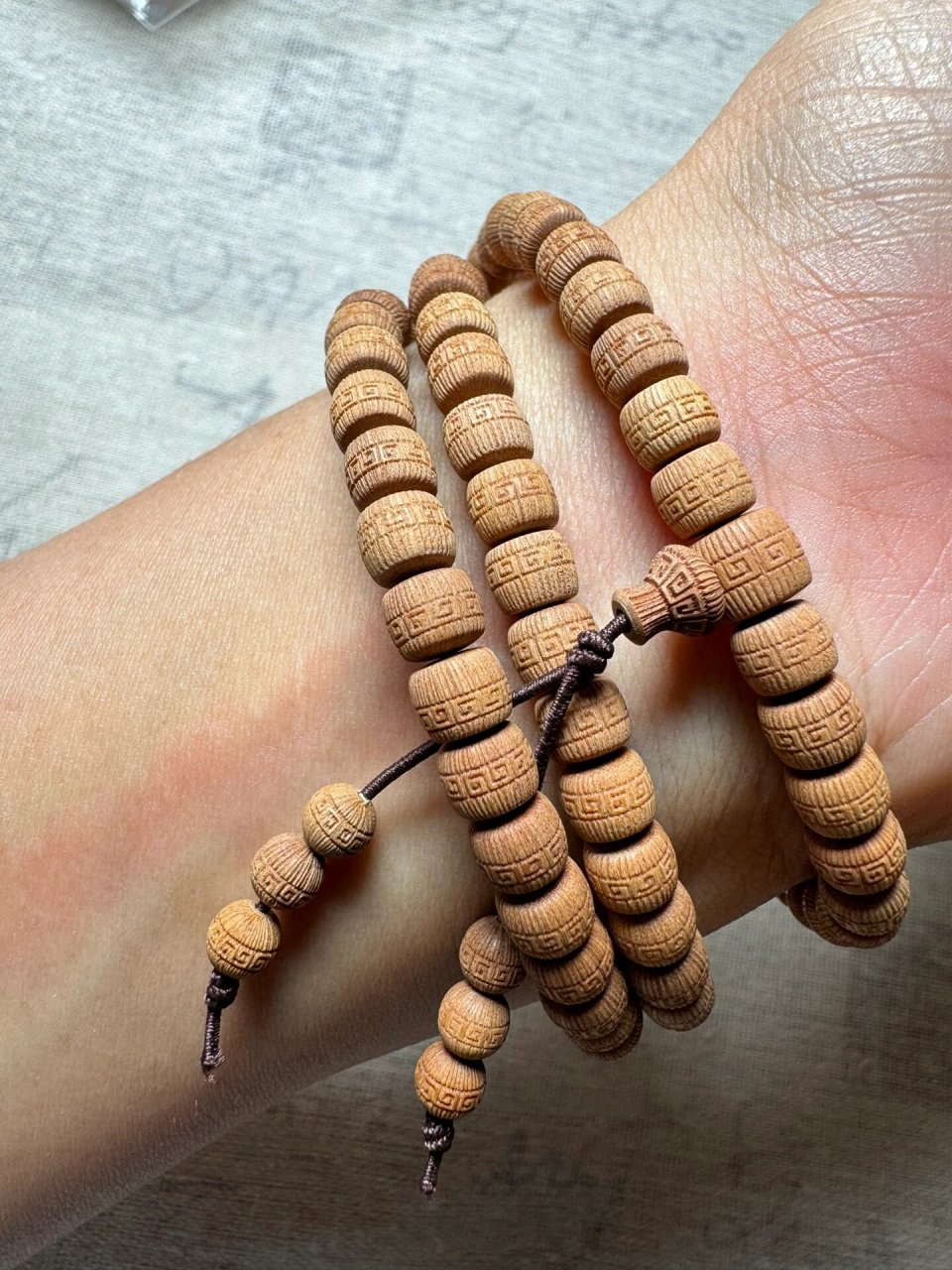 回纹珠的纹样图案整齐划一,连绵不绝,丰富多样,围绕着珠子行成一圈,也