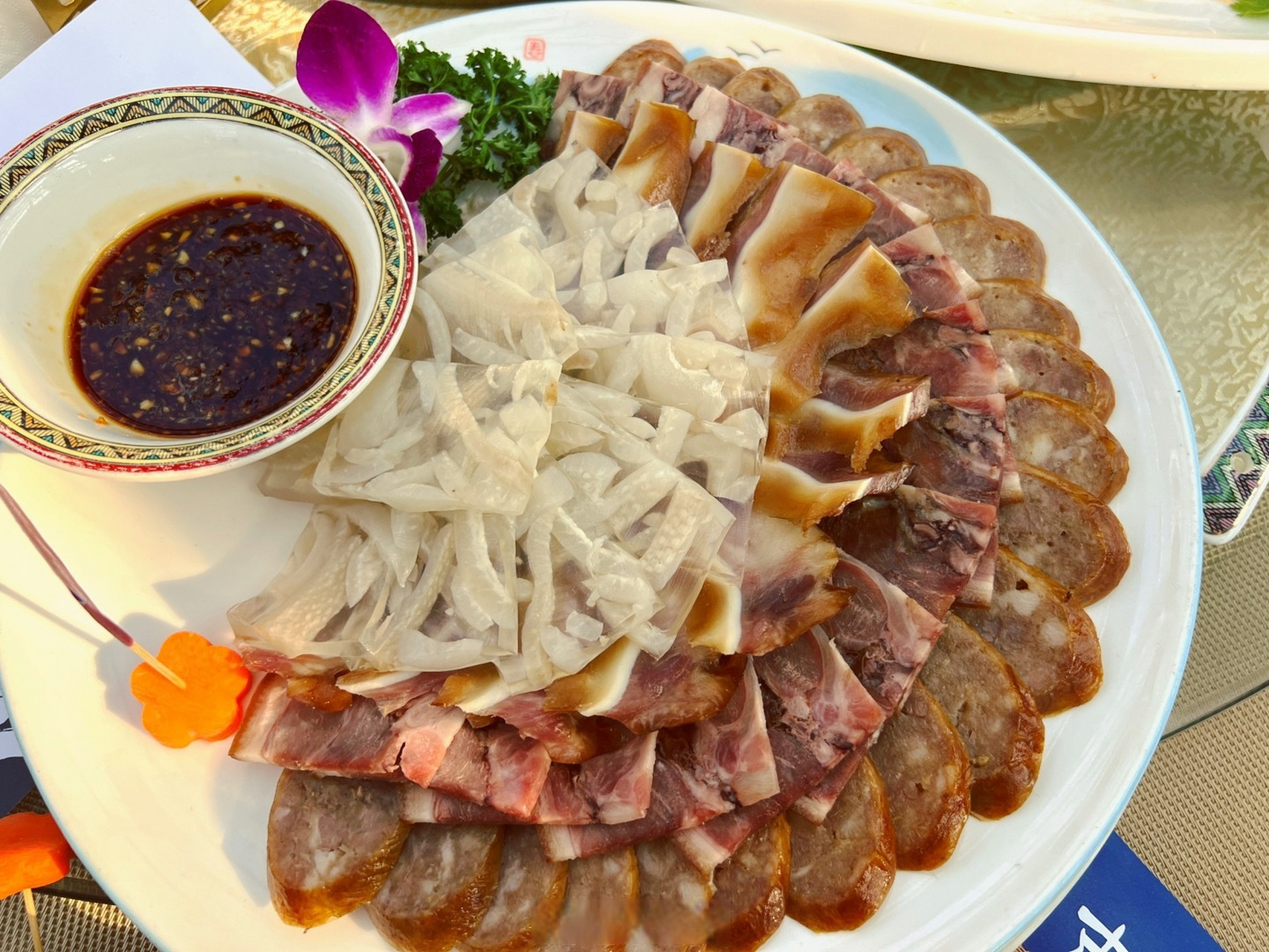 东北菜的特点就是大盘装菜,满满一盘,看着就让人感觉到东北的"实在".