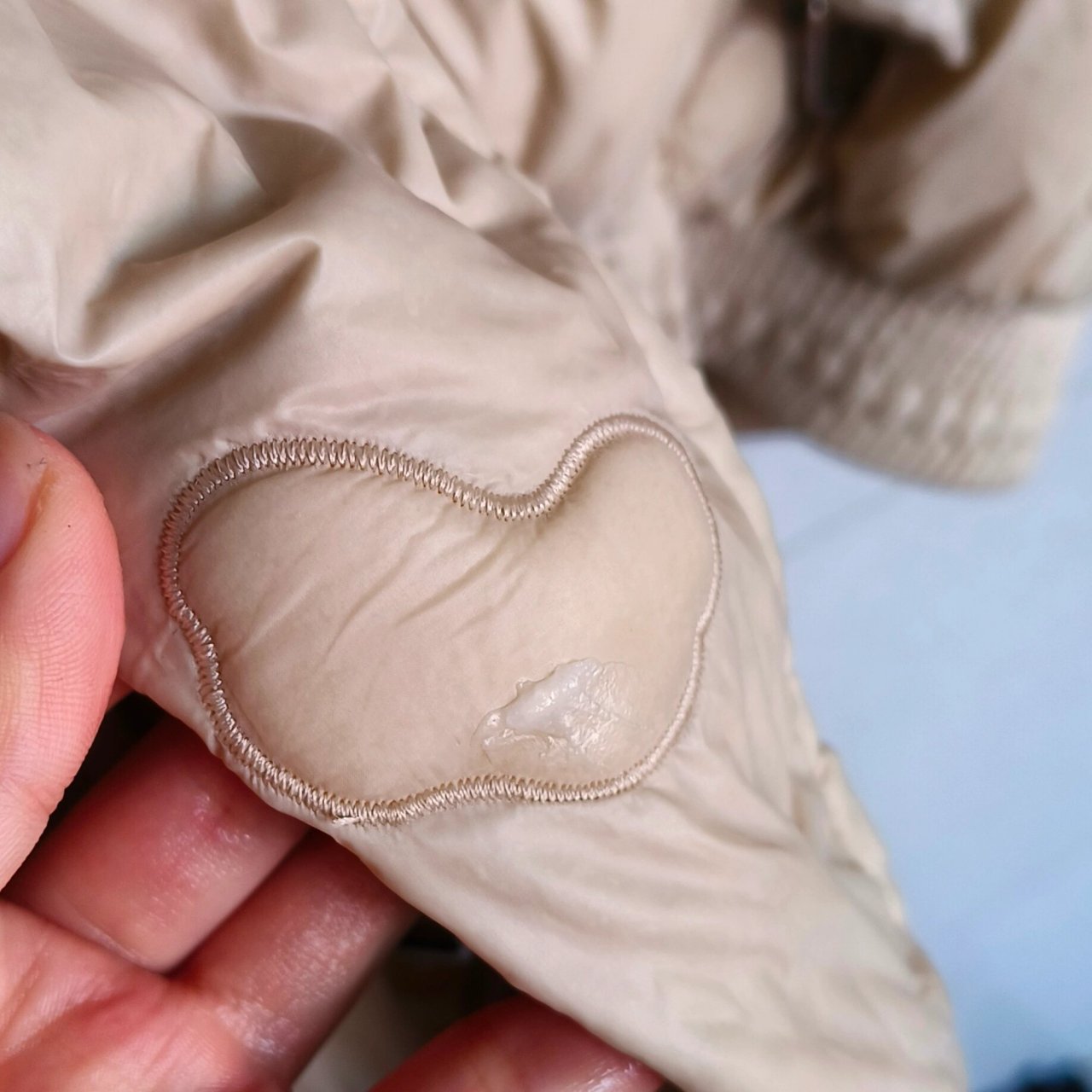 我终于找到去除羽绒服上胶水的神器了 我的羽绒服粘上胶水是将近一年