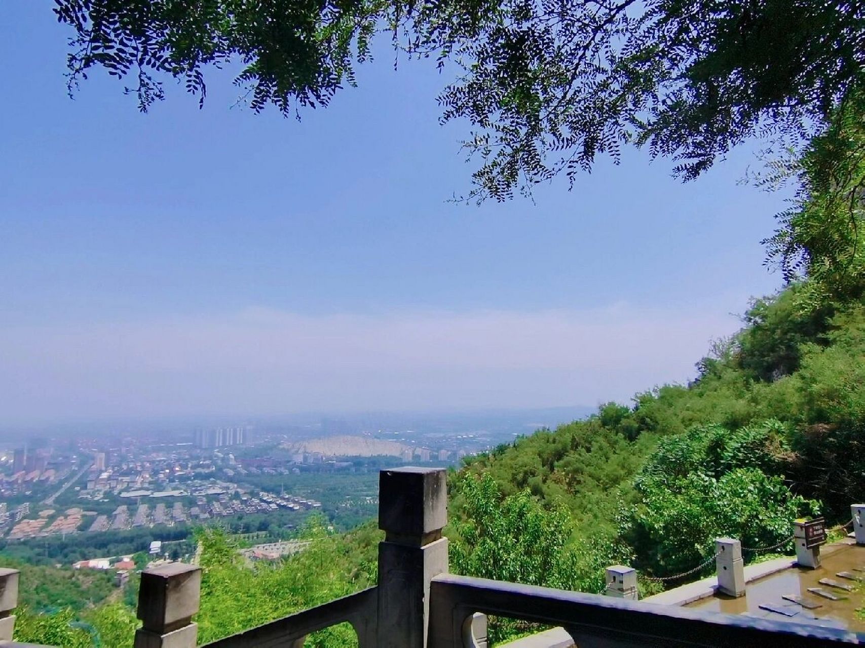 石家庄抱犊寨    景区介绍 抱犊寨,旧名抱犊山,古名萆山,是一处集历史
