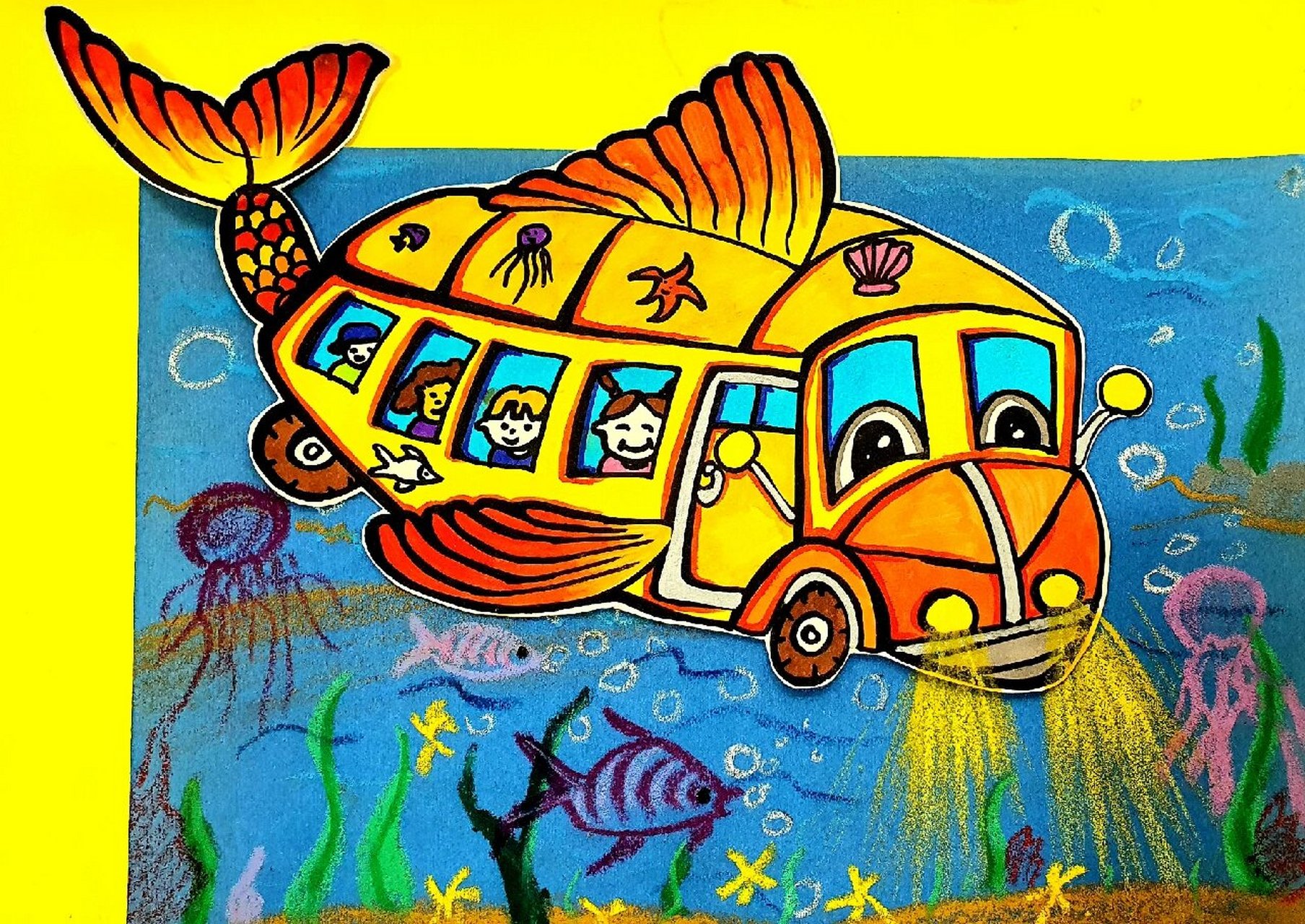 《神奇校车》儿童画 材料准备:彩砂纸,素描纸,彩笔,油画棒,剪刀,双面