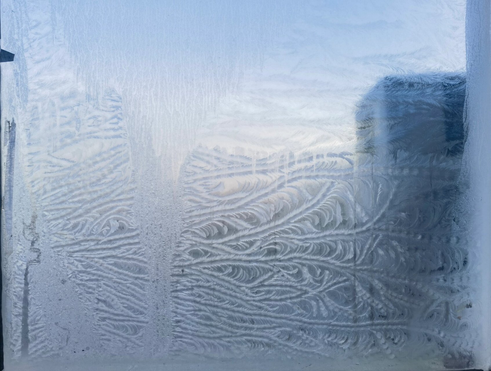 1 冰窗花是指由于冬季夜间寒冷,屋内一侧有一些水蒸气或小水珠遇到