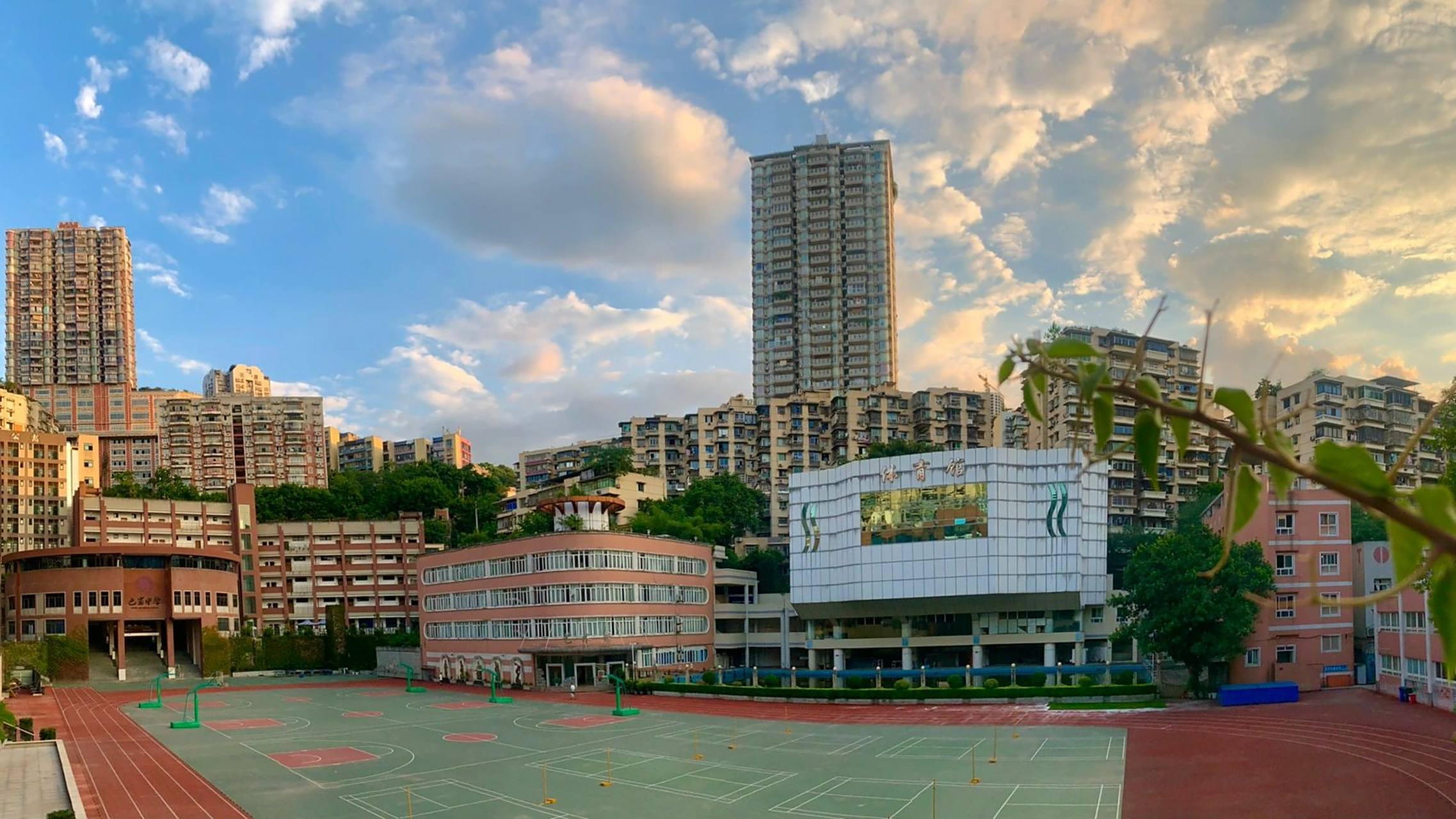 祝贺重庆42中成功升级巴蜀中学,想来上学吗 42中位于重庆市渝中区人和