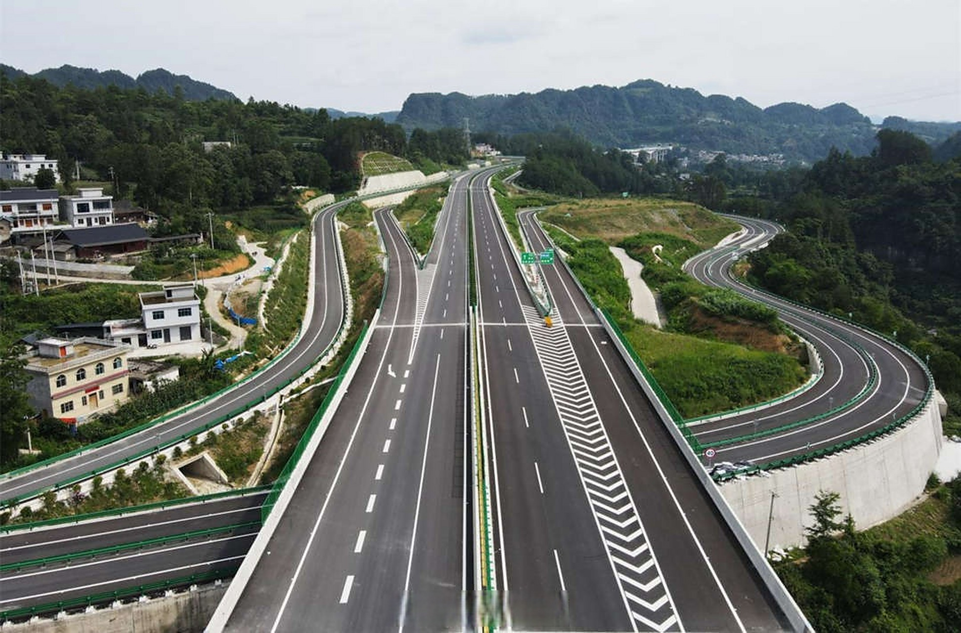 由中交一公局集团投资建设运营的贵州德江(合兴)至余庆高速公路全线