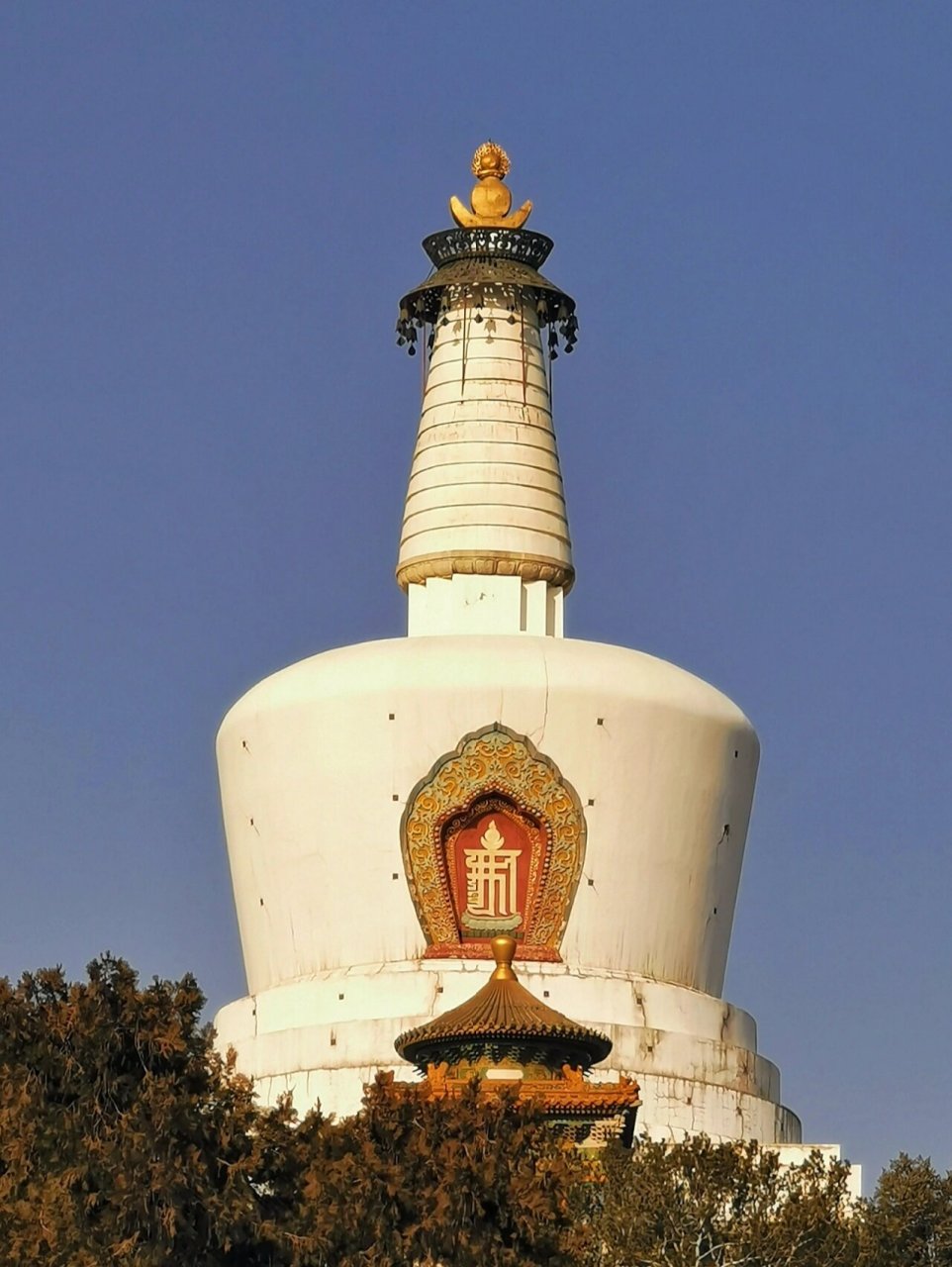 北海白塔 位于北京北海公园琼华岛上,建于清初顺治八年(1651年),是