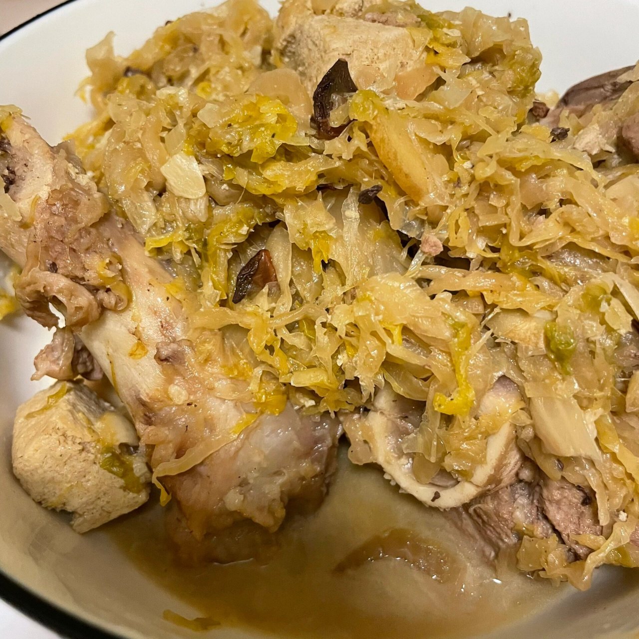 酸菜炖大骨头 94食材:猪棒骨550g,酸菜1袋,冻豆腐240g 94配料:葱