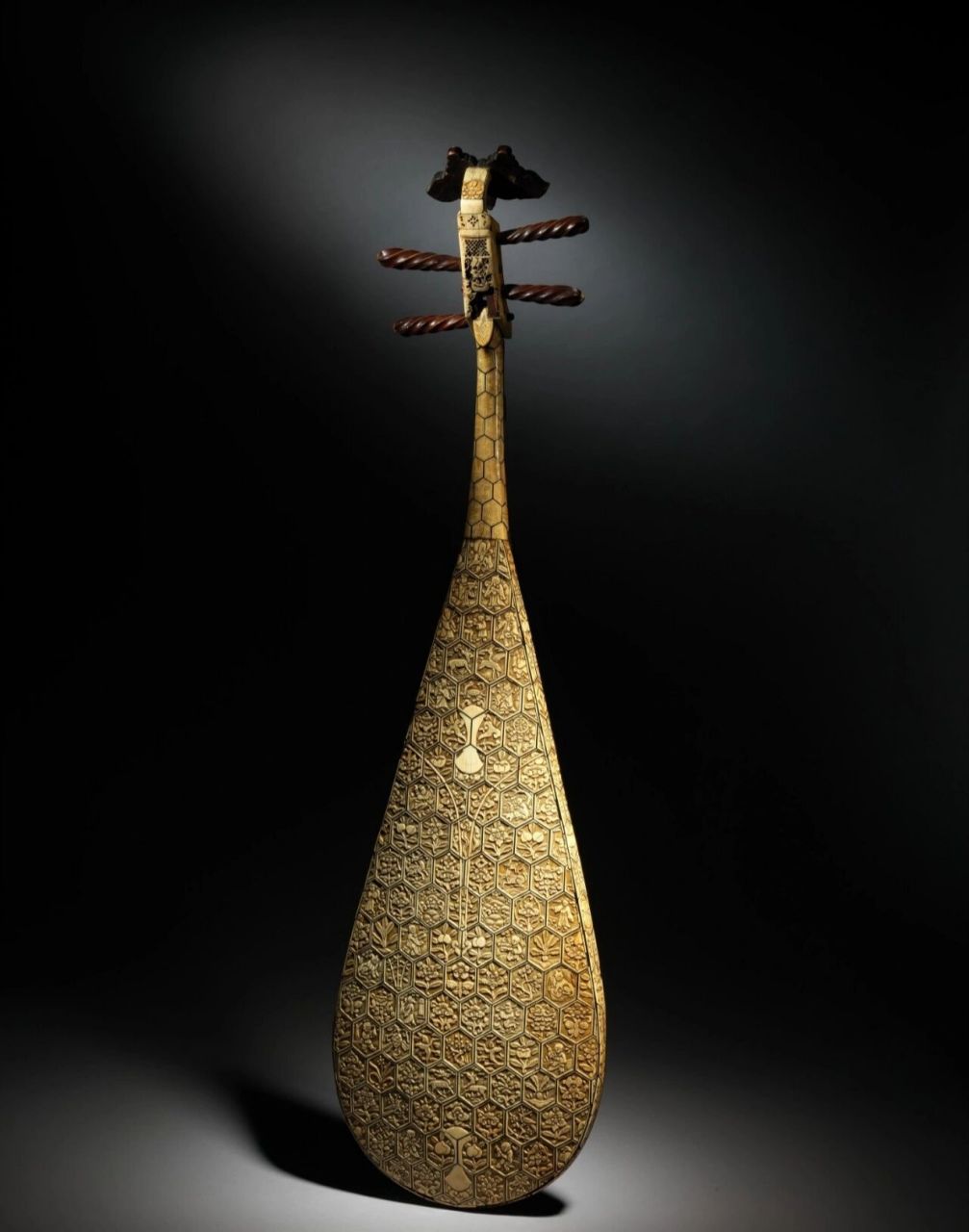 惊艳文明的古代中国琵琶 这三把琵琶都不在国内了.