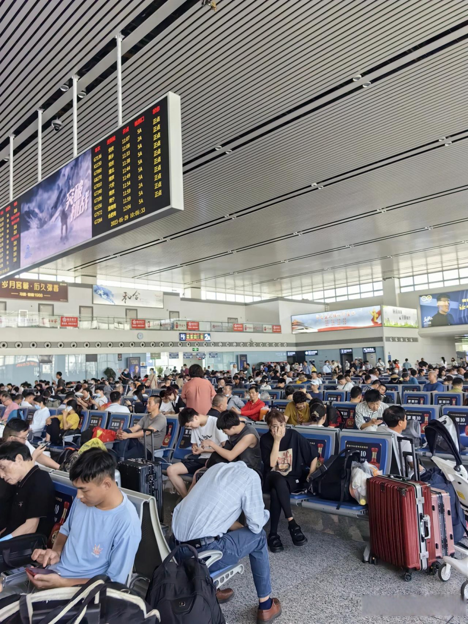 在无锡站商务候车厅休息一下,这可是全国人均gdp最高的城市