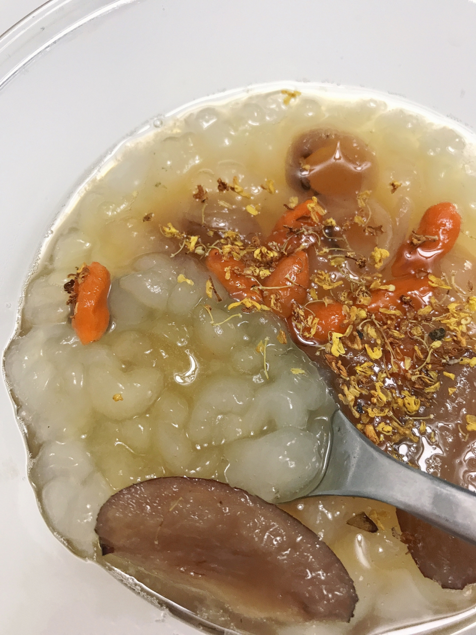 雪蛤价格昂贵,比较容易参假,你们很难辨别,最好可以自己买雪蛤干剥