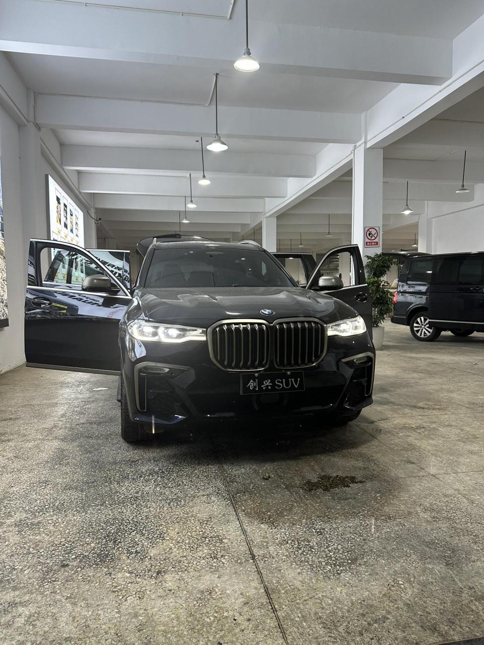 宝马x7m50i版升级大四座 超大腿部空间 座椅靠背170度调节质检交车