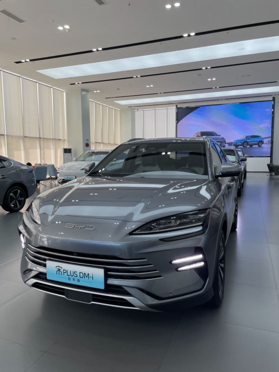 宋plus冠军版ev跟dmi你会选哪个呢 第一张的是时光灰宋plusdmi冠军版