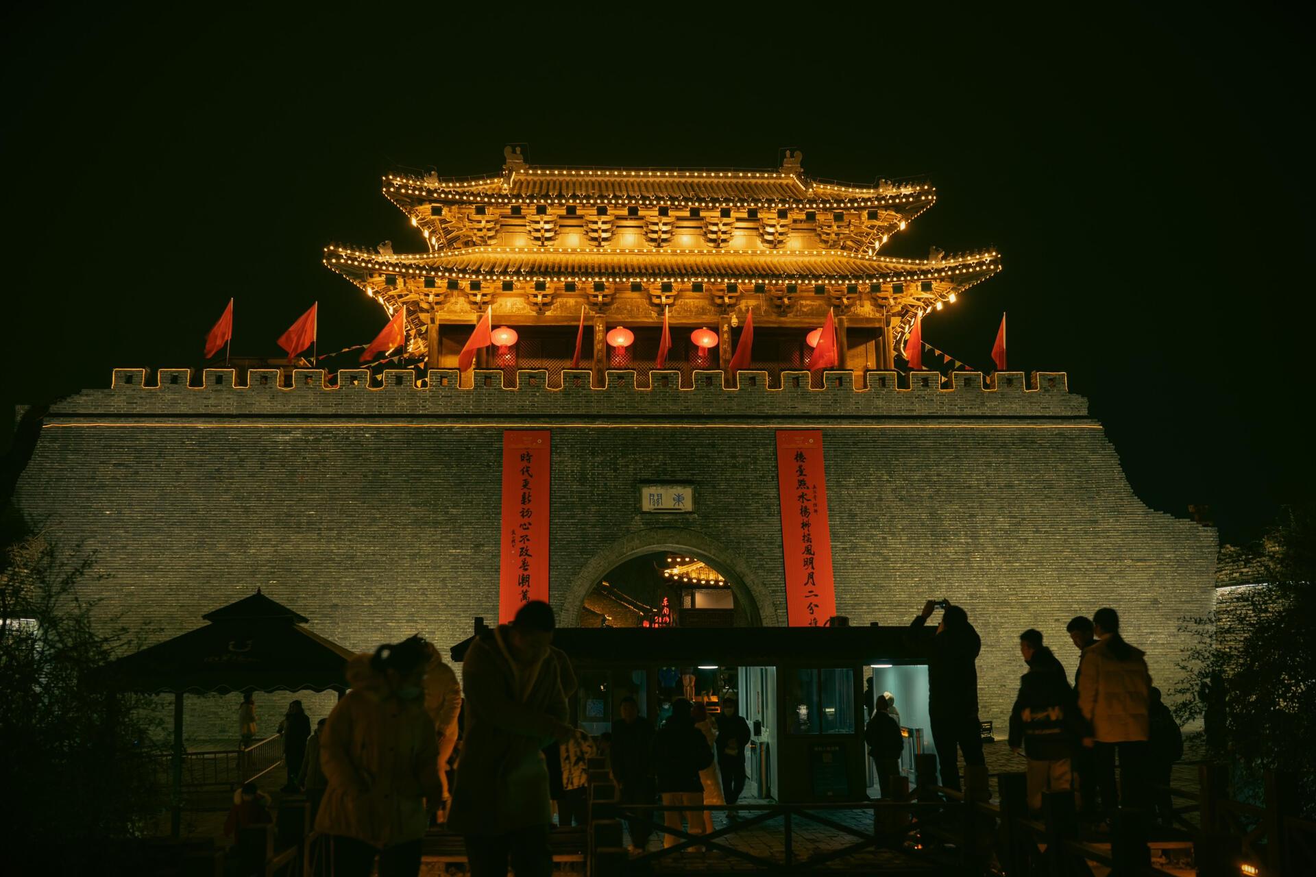 来到扬州的第一个目的地-东关街历史街区  春节期间到处都人满为患,没