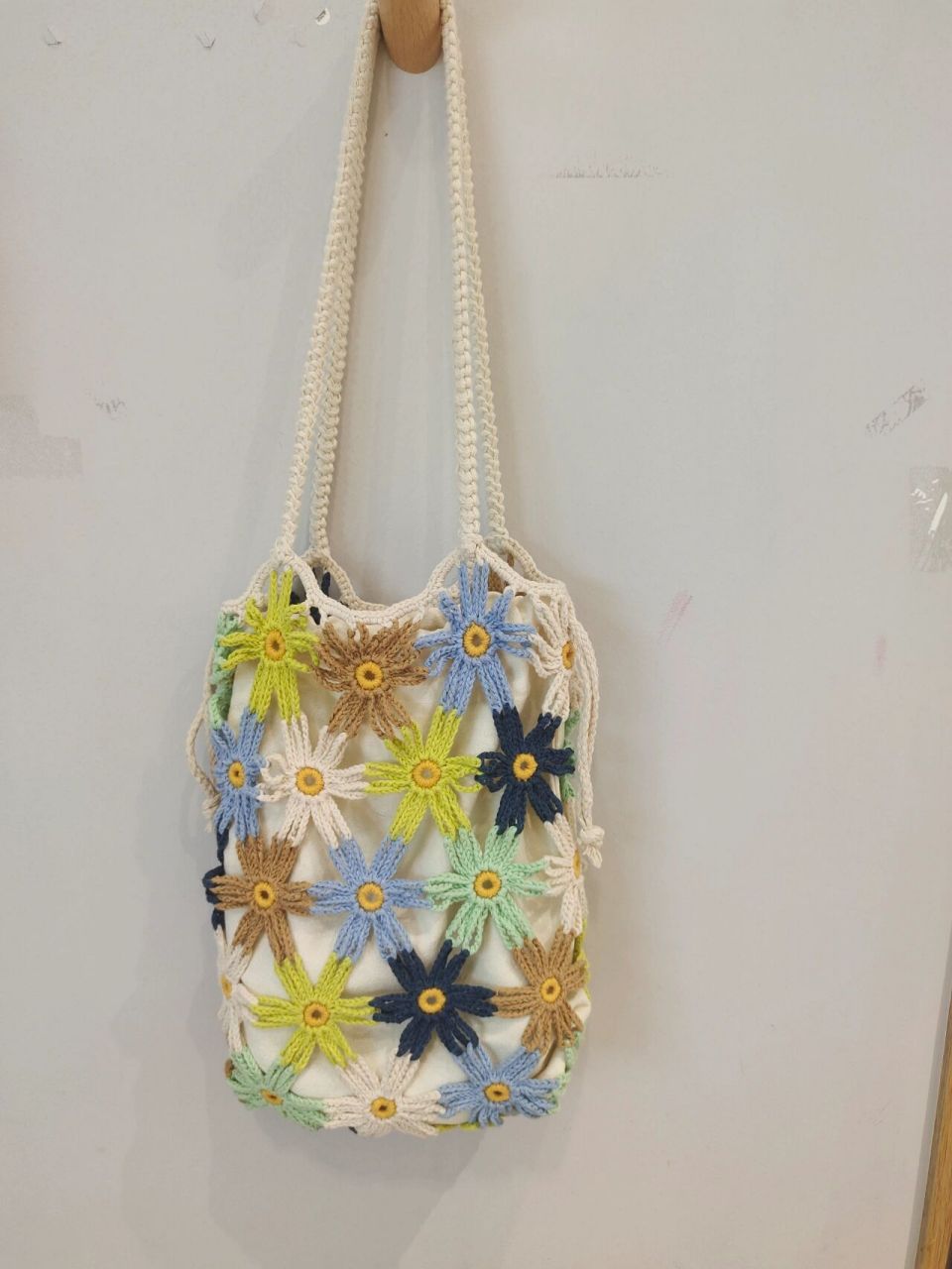 钩针包包 小花网格包包(附图解) 好久没做包包了,一眼就喜欢上的小花