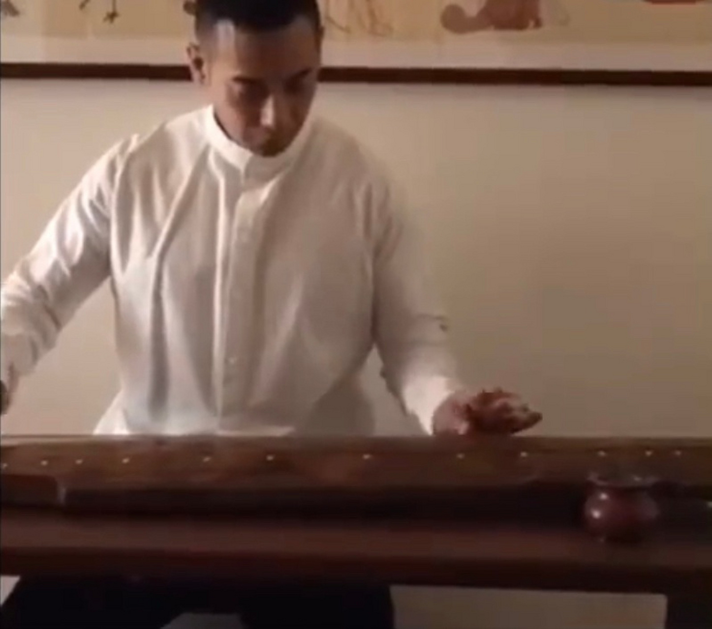 赵文卓不仅会弹古琴,还会绣花,不愧是武学世家