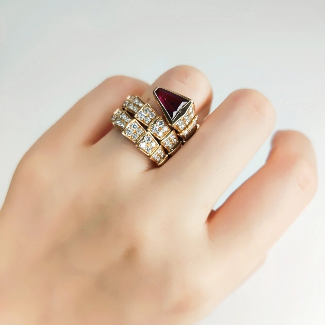 宝格丽serpenti红碧玺蛇戒 三圈满钻的华丽 宝格丽bvlgari serpenti