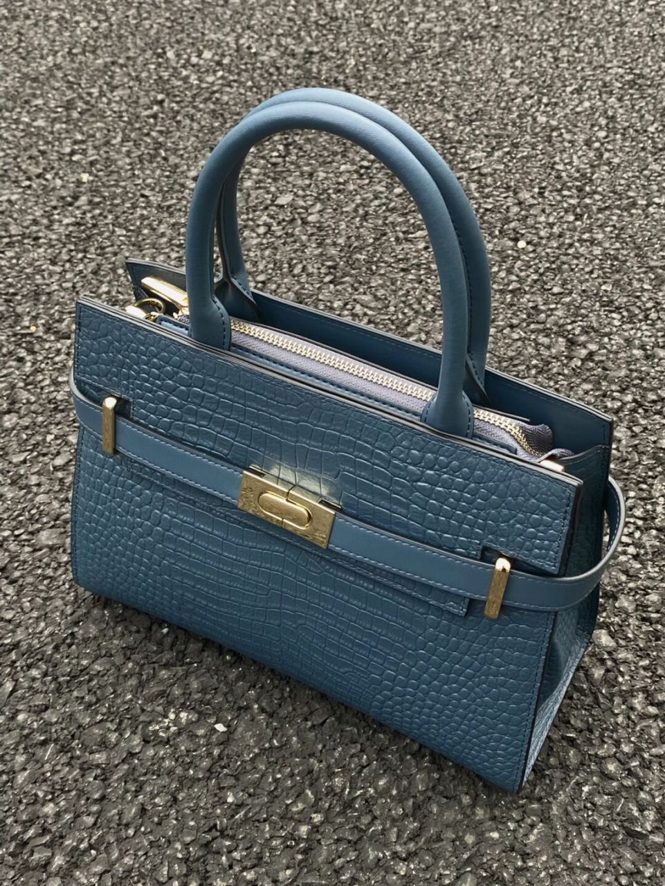 这个包包牛皮的看起来就很有质感 版型很正 硬挺的不会软趴趴 日常