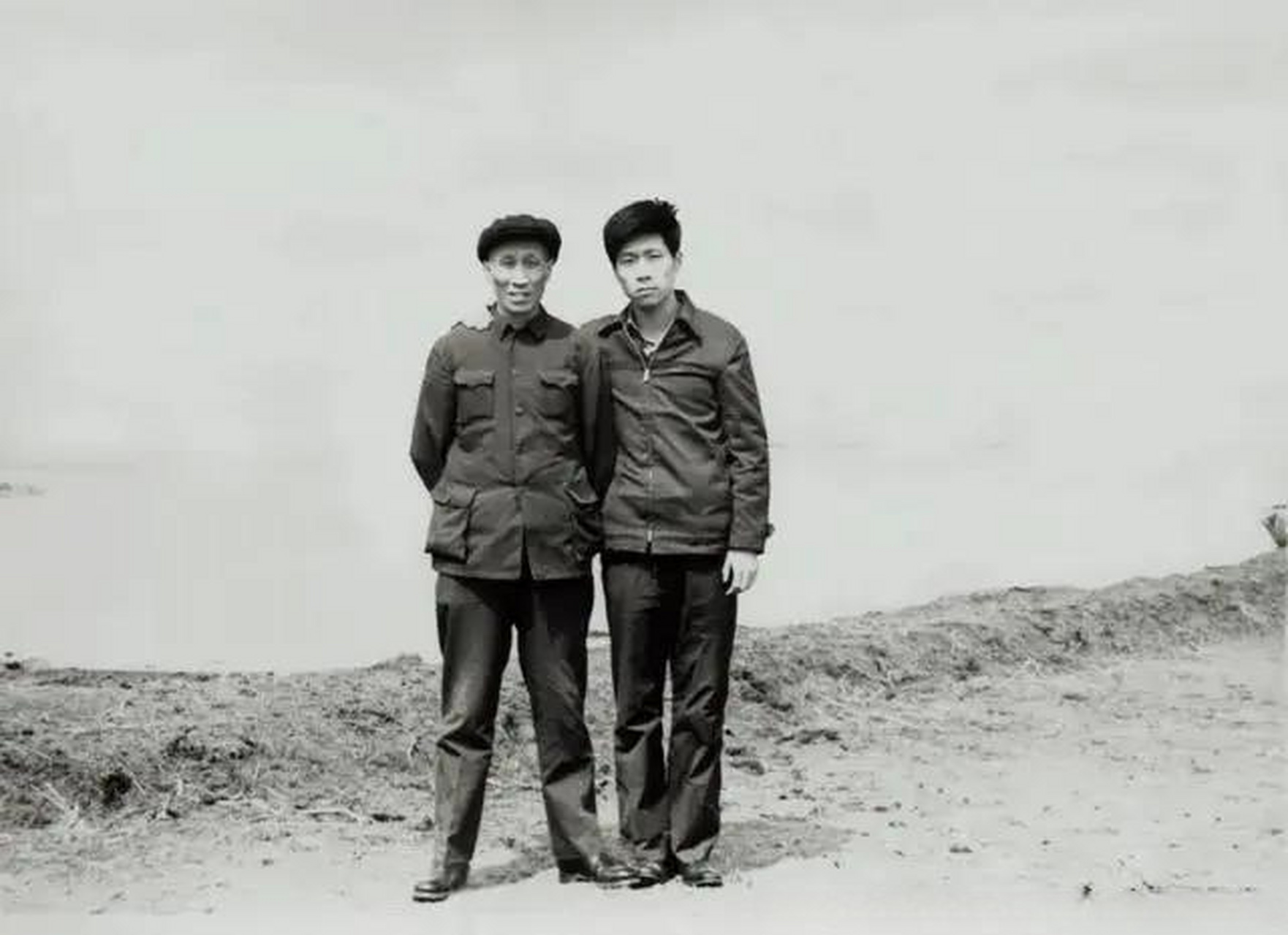 马未都的父亲是个口吃,常常喜欢在公开场合大谈特谈,母亲则常开他玩笑