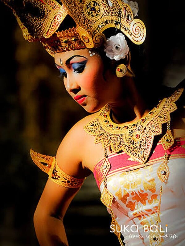 走进巴厘岛宫廷雷贡舞 巴厘舞蹈形式💃风格丰富,通过手指,手👋,头