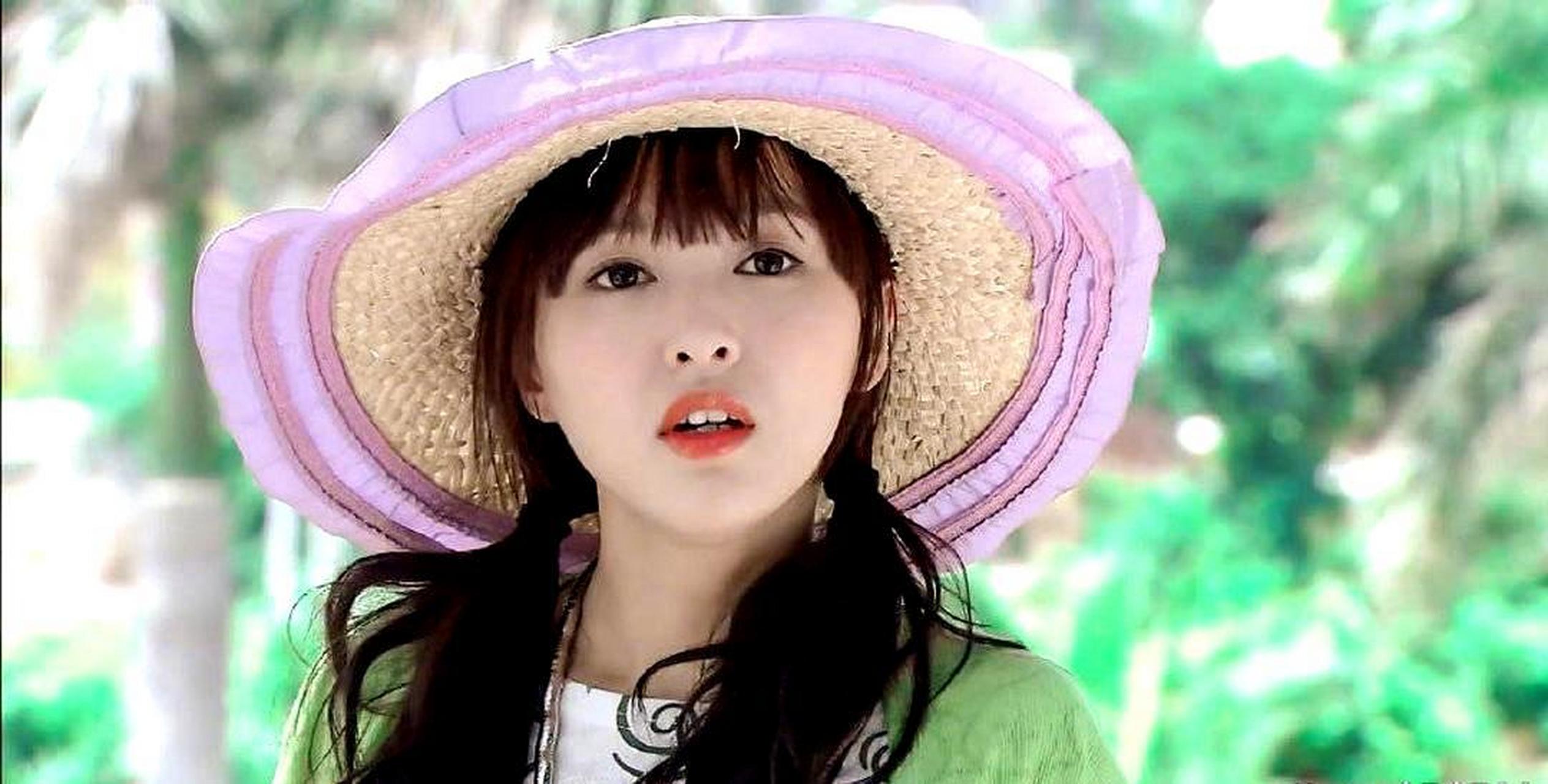 2011年,唐嫣在安徽卫视首播的《夏家三千金》中饰演单纯善良又迷糊的