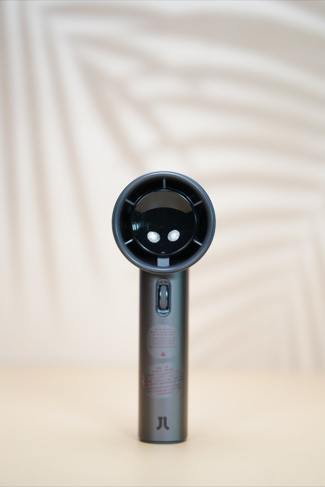 不要小看这款小风扇,它体积小巧,内置涡轮增压,强大的100档风力直接吹