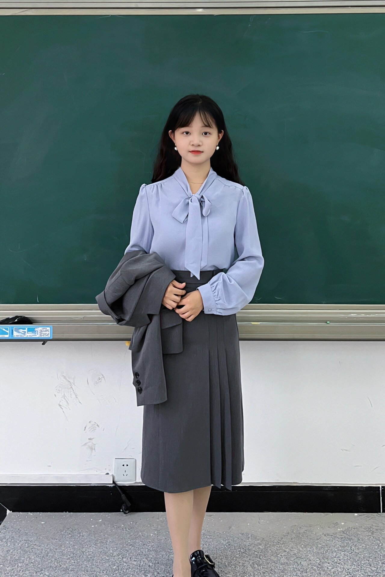开学以后肯定有这种课赛, 新教师准备一套正式的西服总是有备无患啦!