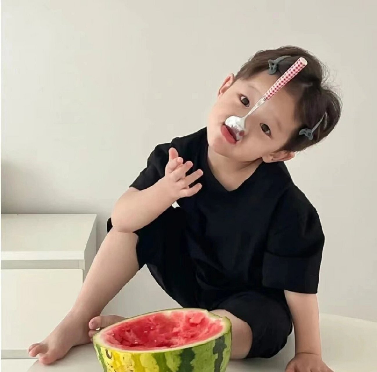 小孩子狠狠地吃西瓜情侣头像