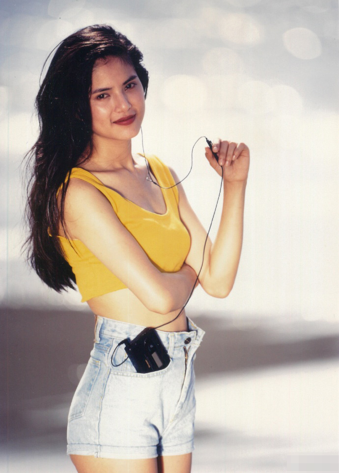 7月16日,李若彤分享四张三十年前的旧照,并发文:"