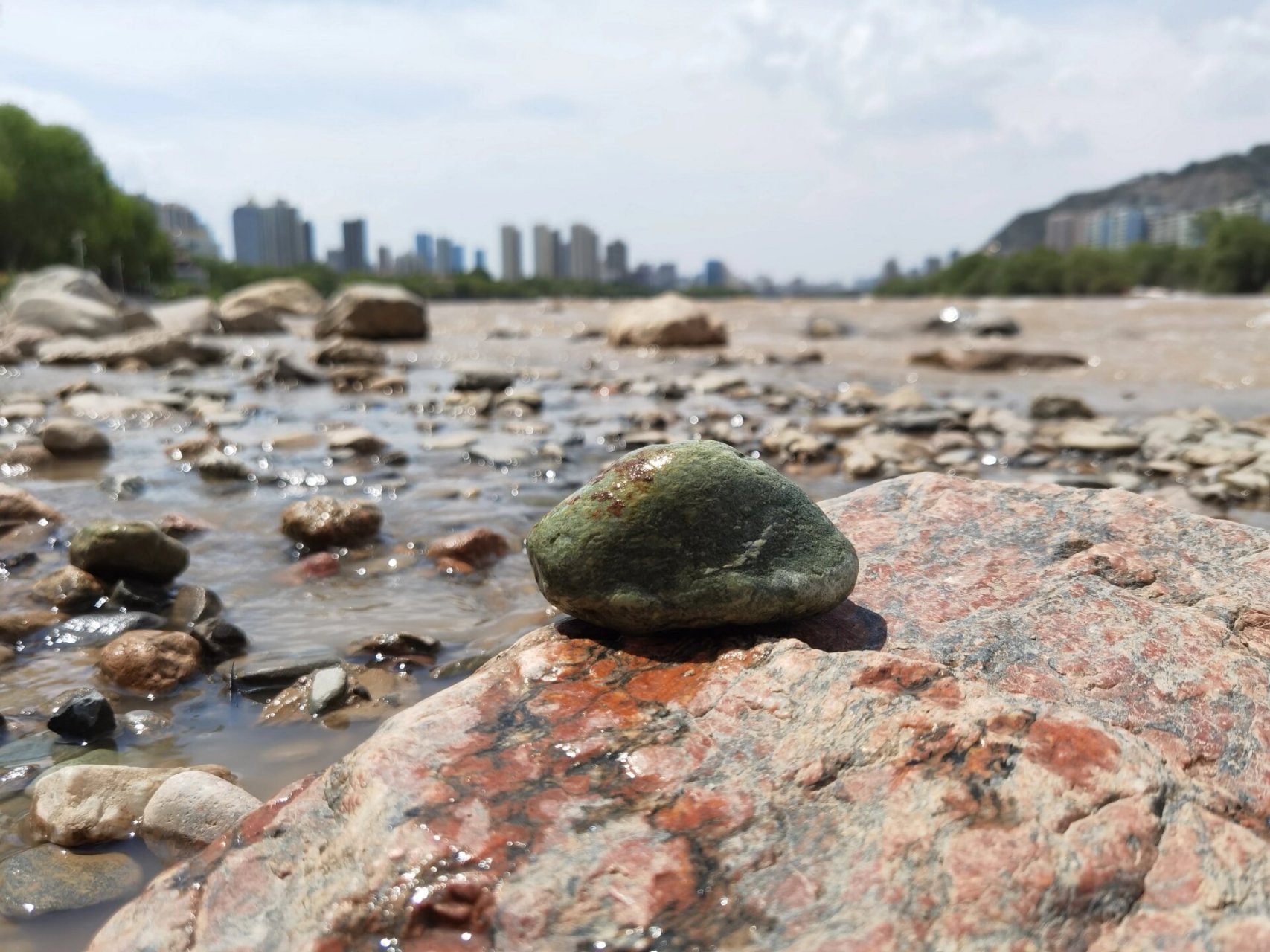 朋友,我在兰州捡石头 是第一次来兰州,也是第一次近距离接触黄河.