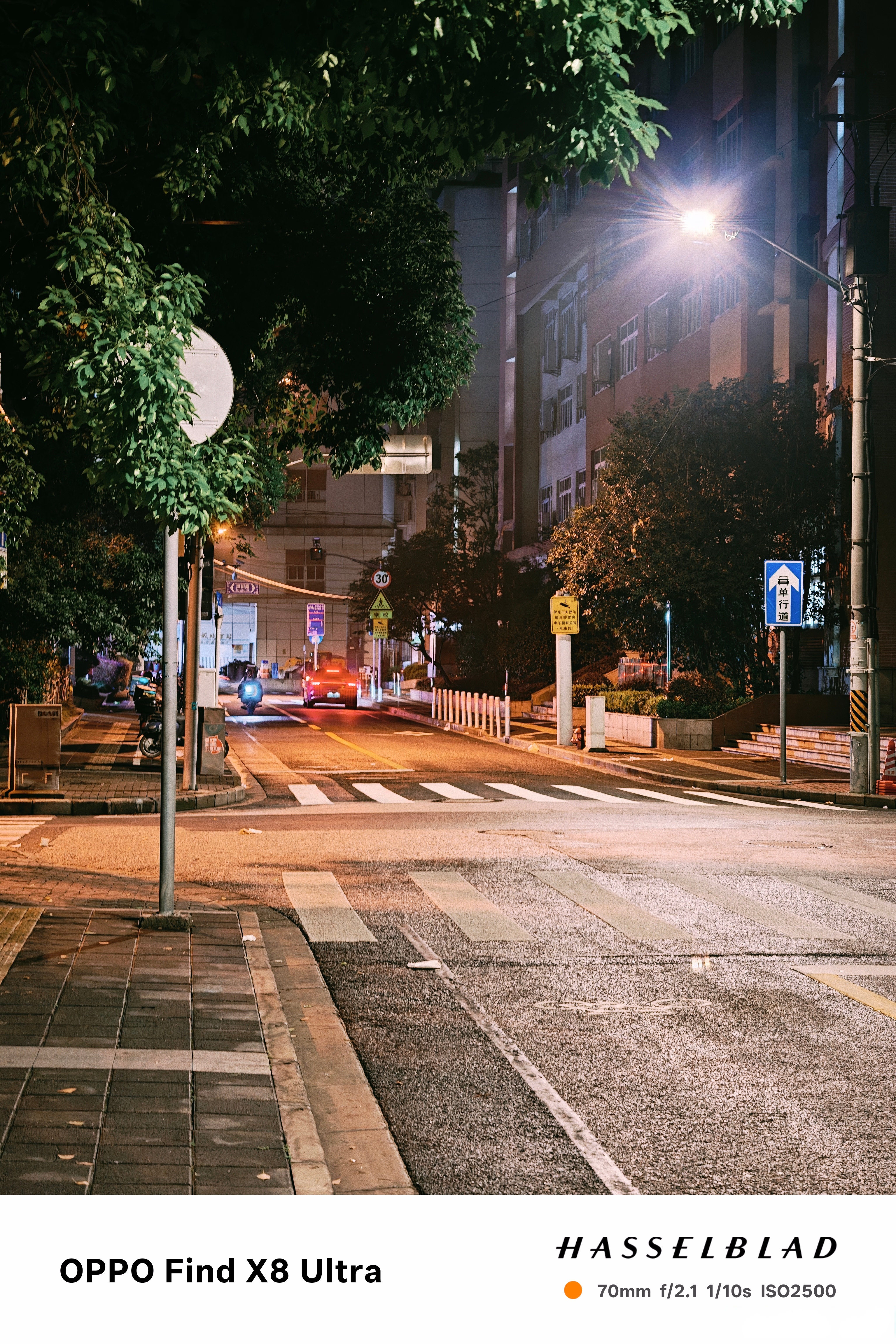 其实上海晚上的街道 还是蛮有味道的 一个人走走晃晃 呼吸着雨后泥土