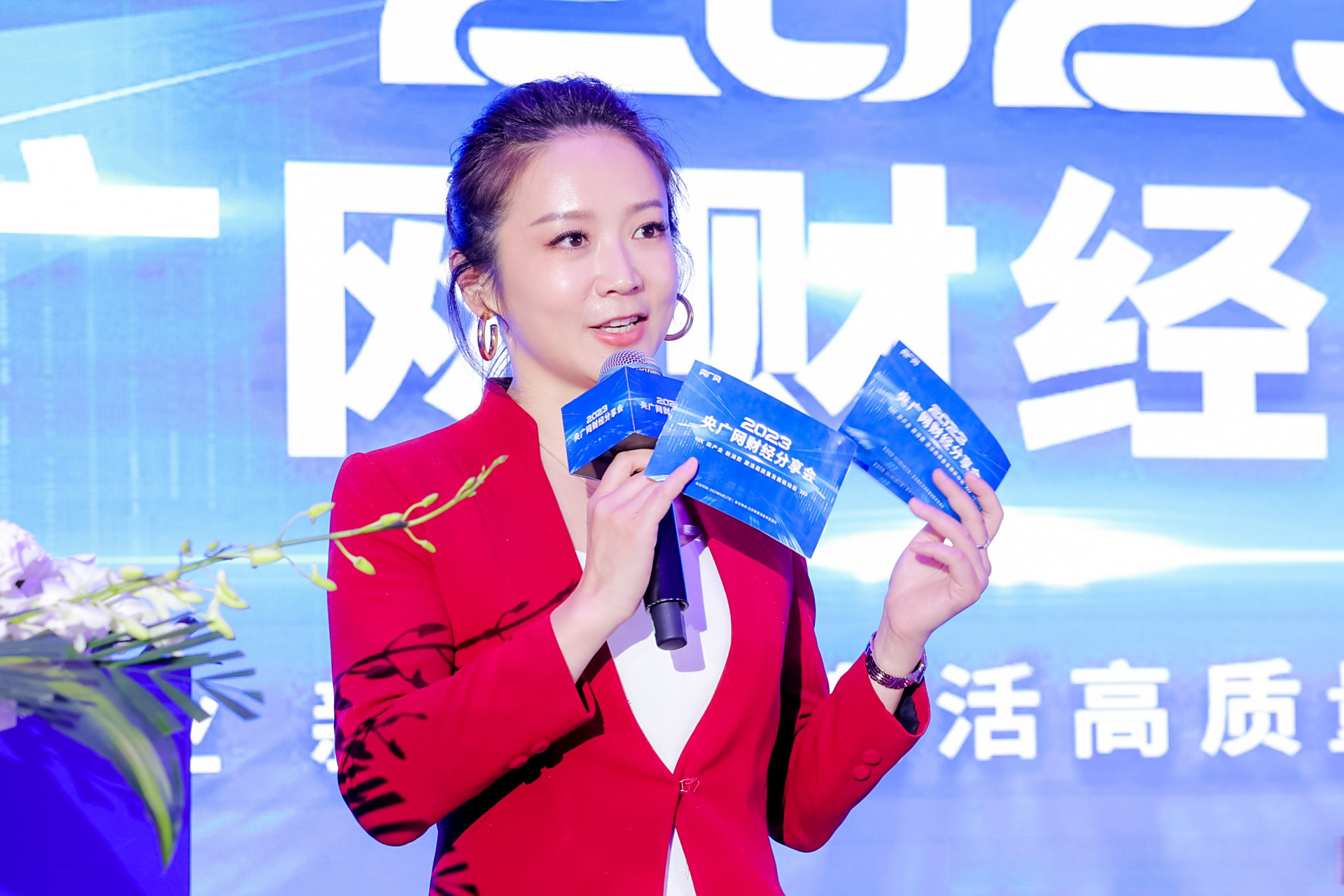 北京##艾问艾诚# 受邀主持央广网 财经分享会,扎起辫子,纪念高温.