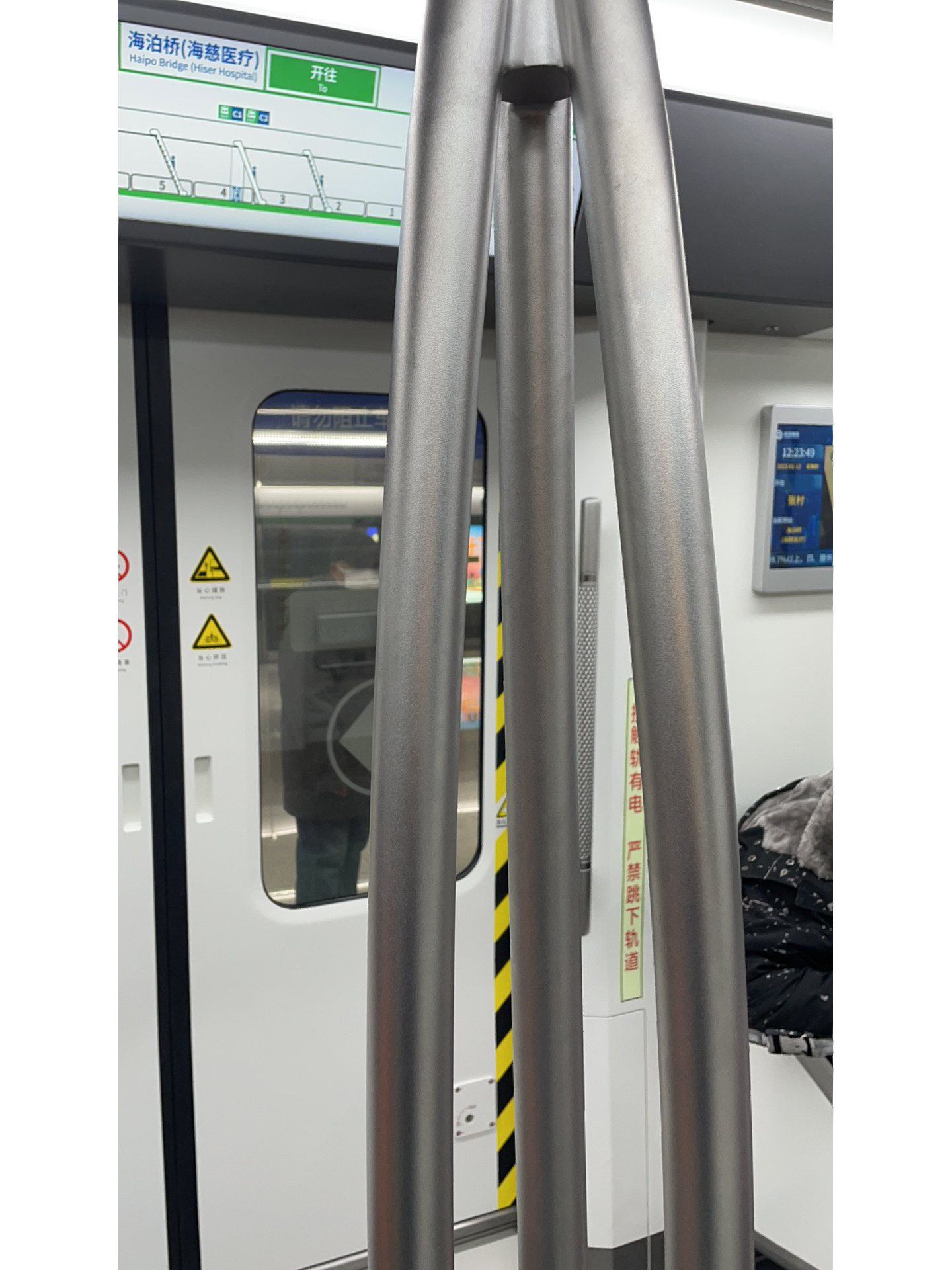 青岛地铁这个柱子绝了 其实根本不需要扶手就能站的很稳