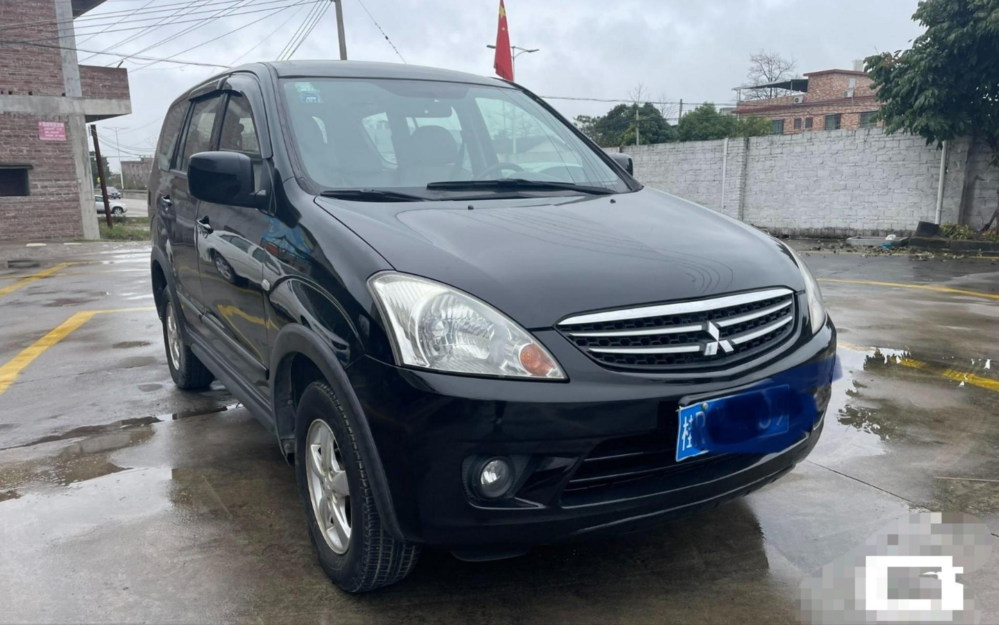 三菱七座商务车,只要三万多.10年底三菱君阁,2.