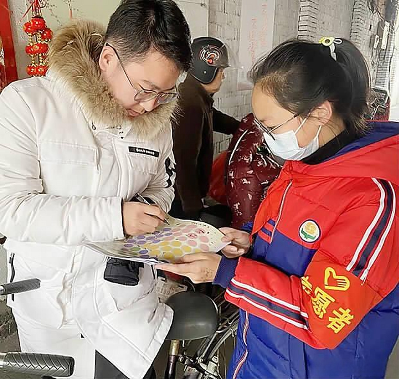 【图说江都 | 寒假,"缤纷"志愿服务】近日,邵伯中心小学组织开展"缤纷