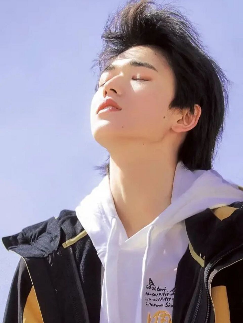 tnt时代少年团—宋亚轩98神图 是我们 帅气的芽芽 呀!快爱他!