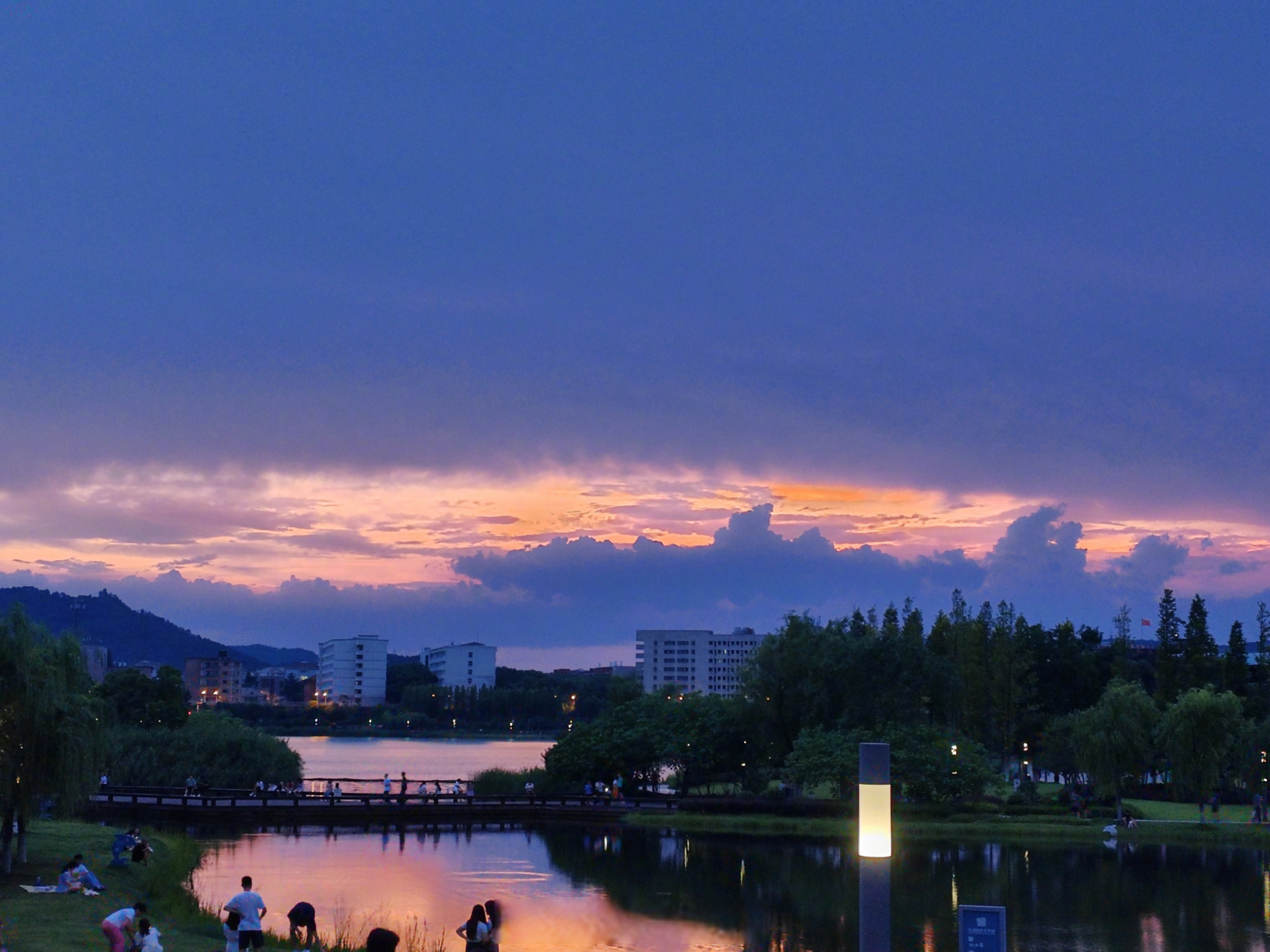 【#夏日傍晚的火烧云有点美# 】7月9日,长沙.