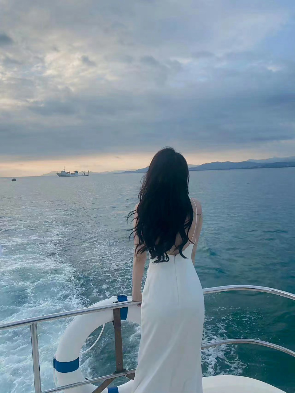 收藏家吧,拍的每一张都好好看啊,背影随拍美到我了#迪丽热巴背影随拍