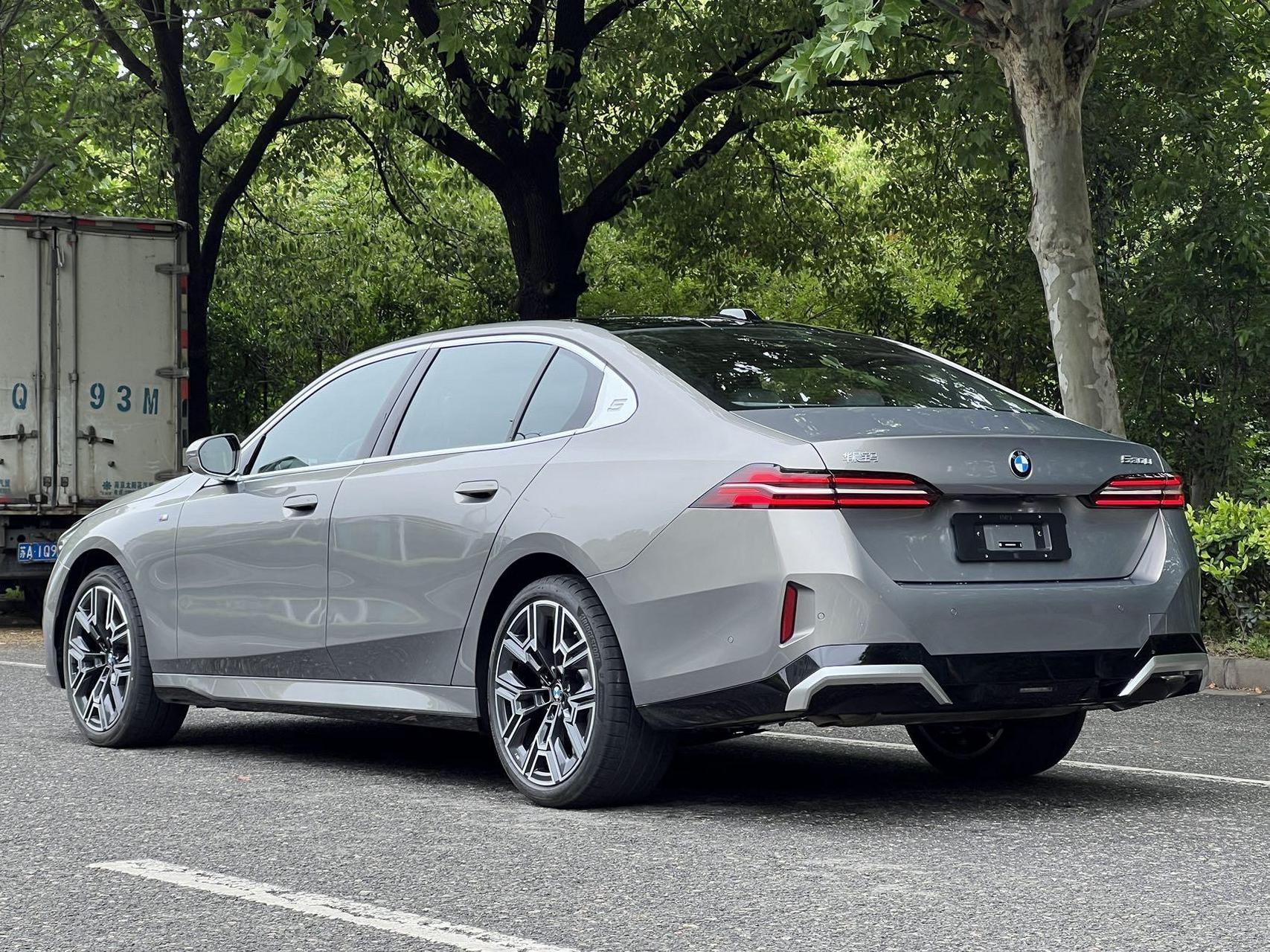 2024款宝马530li尊享m运动  hud抬头显示,宝华韦健音响,座椅通风加热