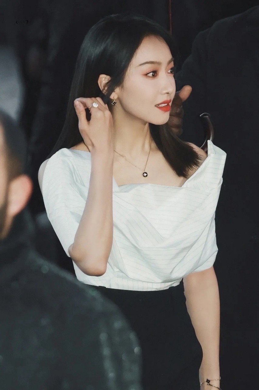 宋茜长发平添了一丝温婉,气质真好